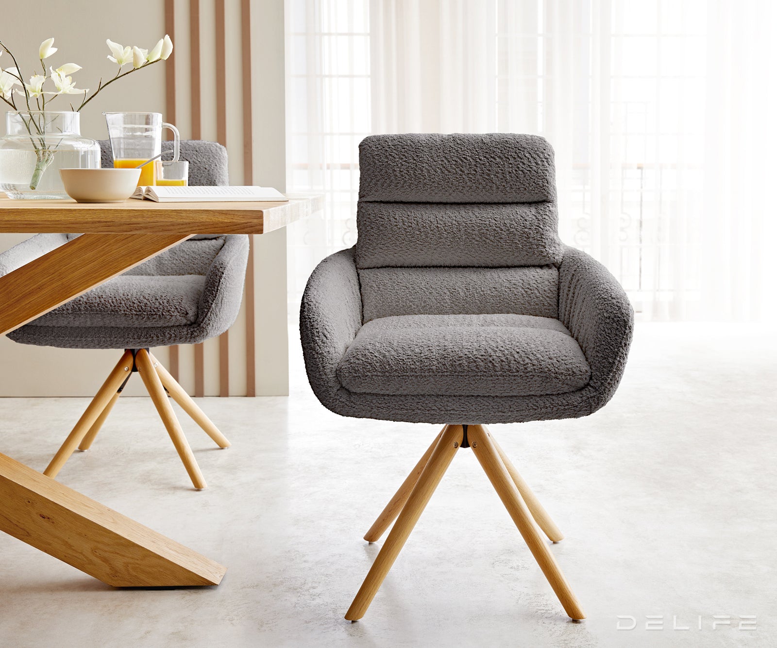 Blagovaonska stolica Abelia s rukonaslonom, Materijal: Boucle