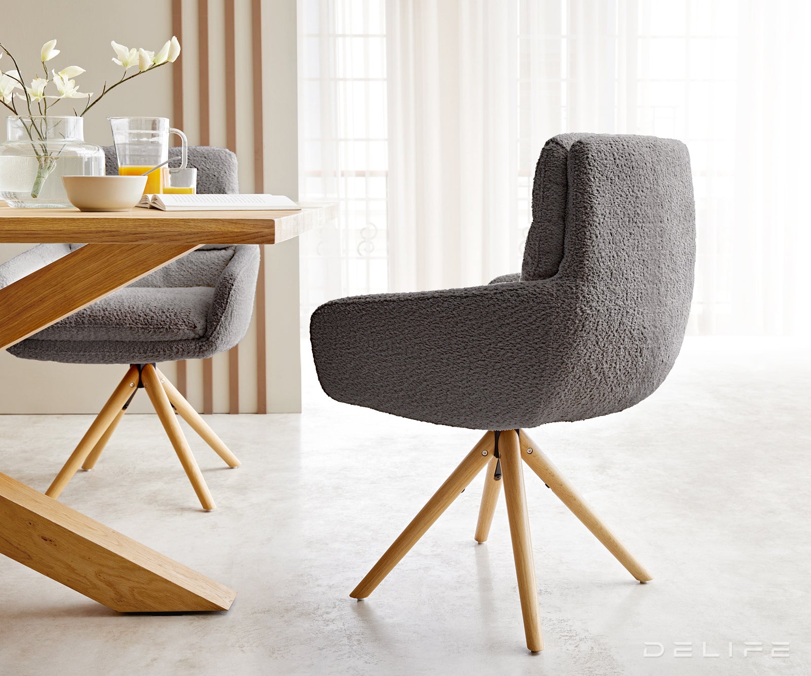 Blagovaonska stolica Abelia s rukonaslonom, Materijal: Boucle