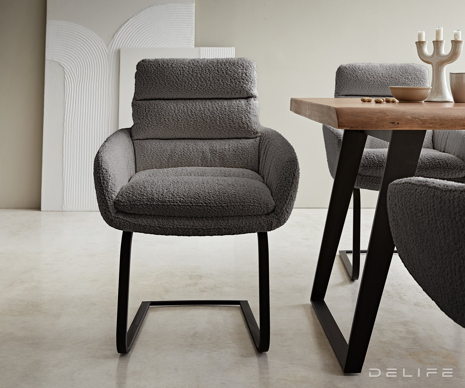 Blagovaonska stolica Abelia s rukonaslonom, Materijal: Boucle