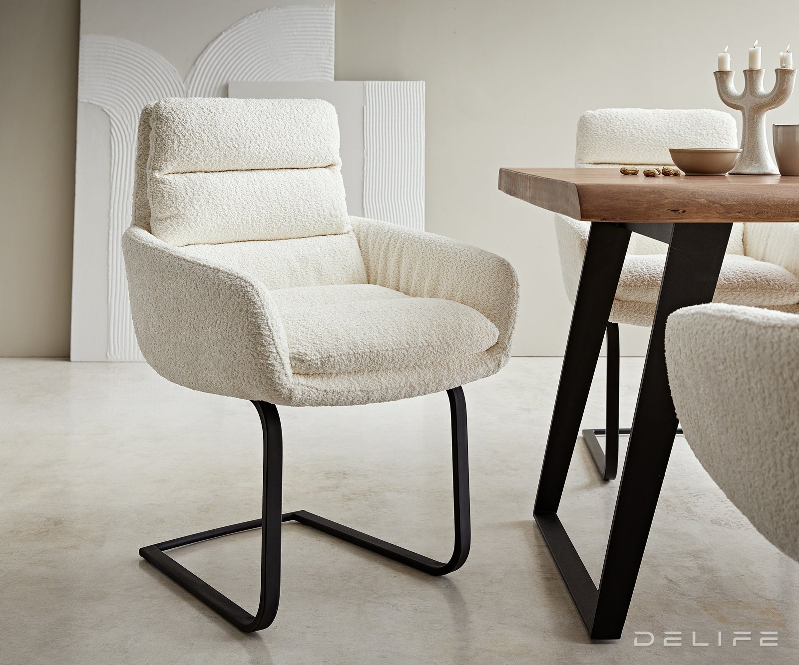 Blagovaonska stolica Abelia s rukonaslonom, Materijal: Boucle