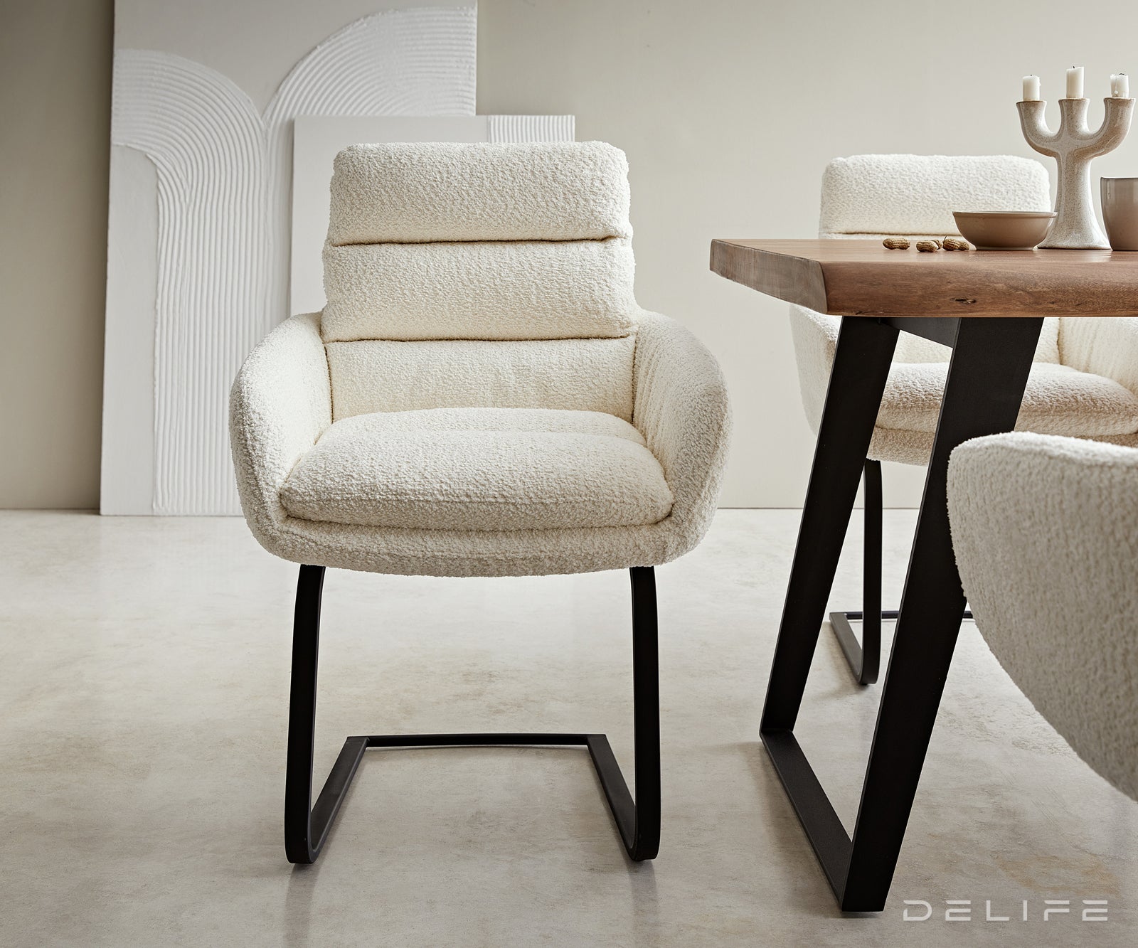 Blagovaonska stolica Abelia s rukonaslonom, Materijal: Boucle