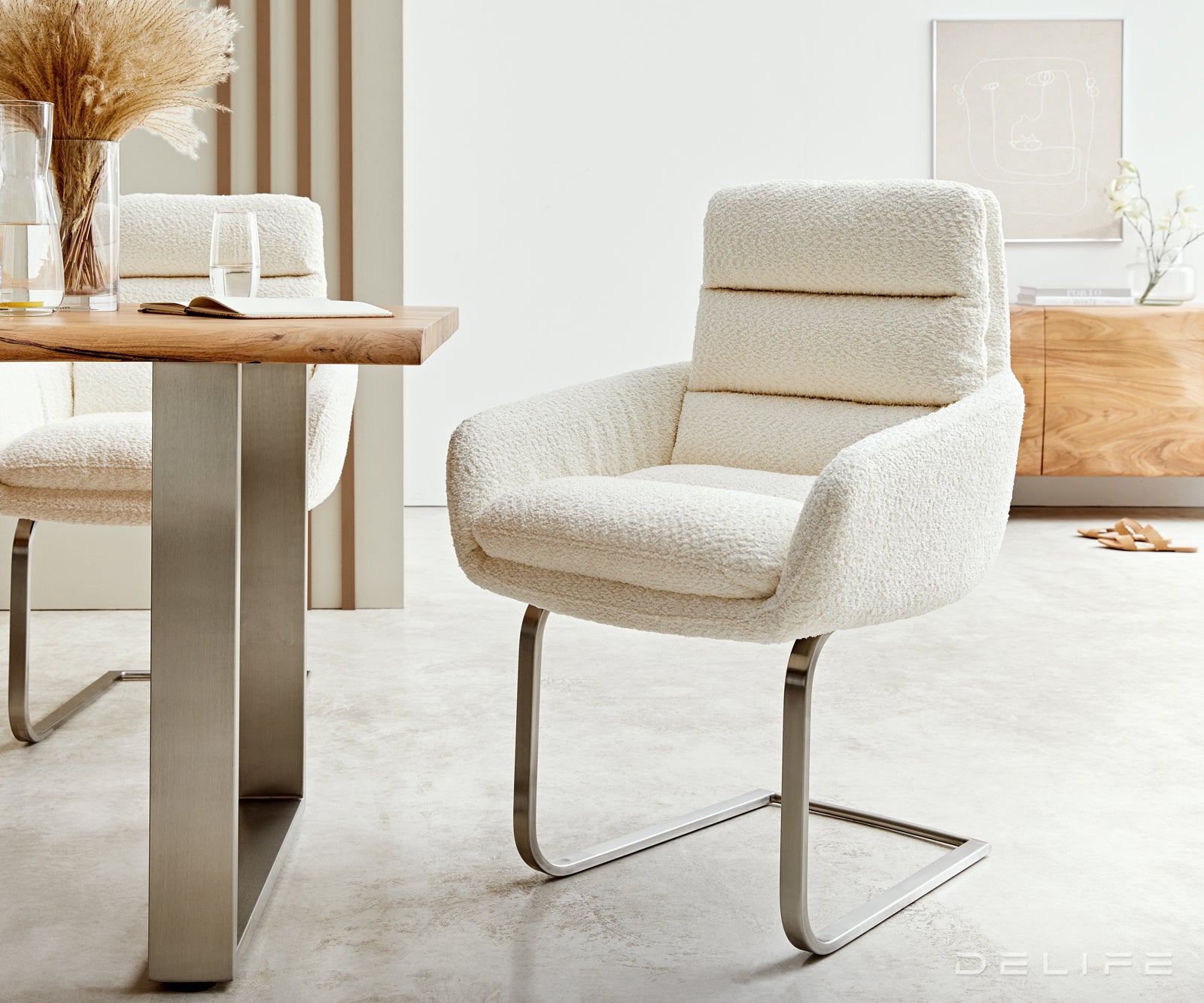 Blagovaonska stolica Abelia s rukonaslonom, Materijal: Boucle