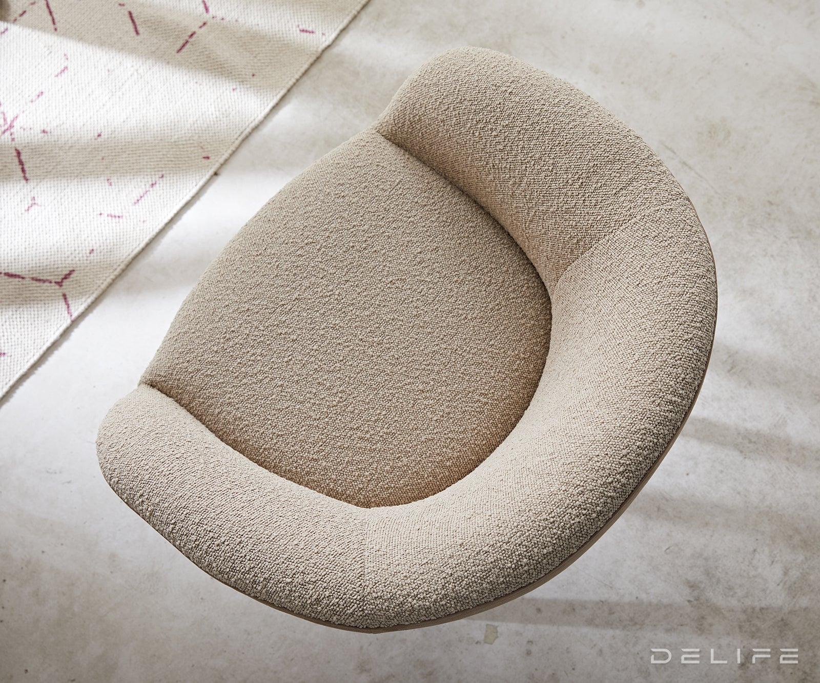 Blagovaonska stolica Vinka, Materijal: Boucle