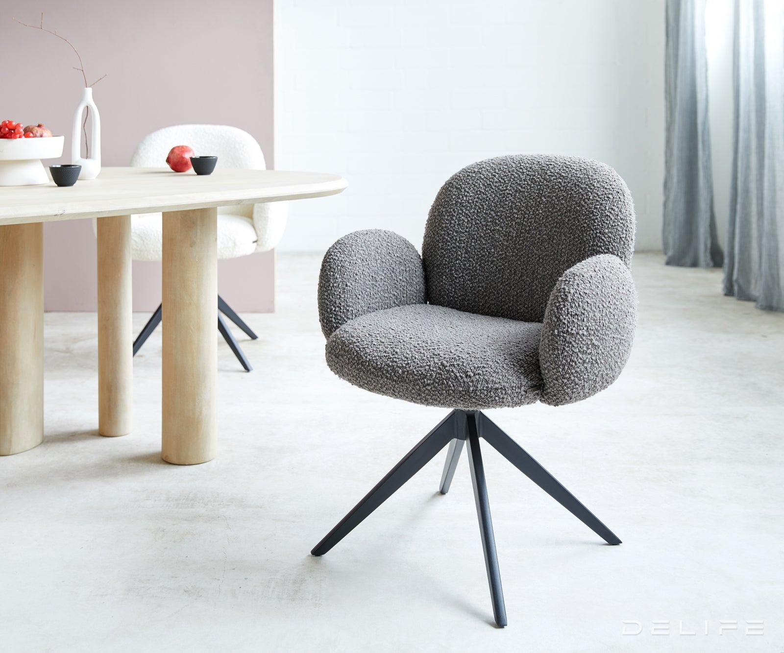 Blagovaonska stolica s rukonaslonom Nube, Materijal: Boucle