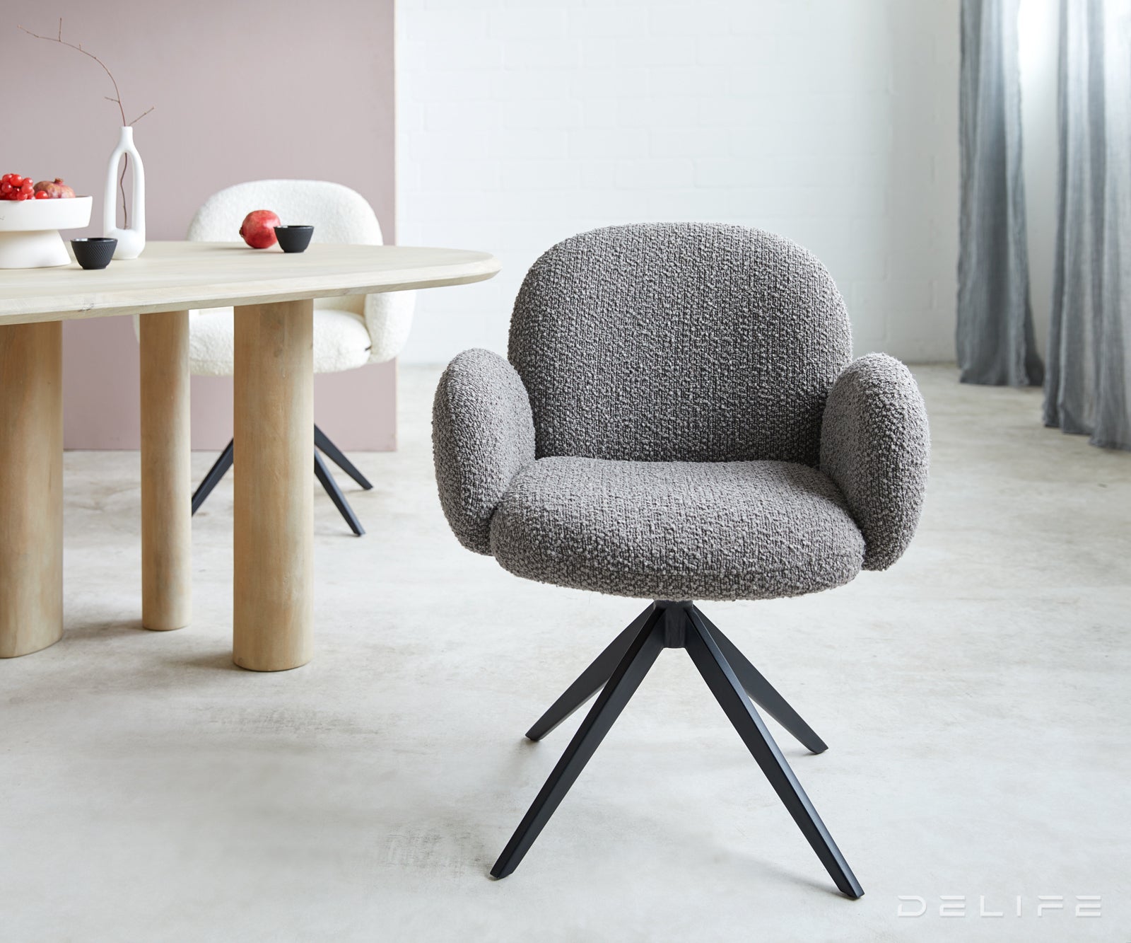 Blagovaonska stolica s rukonaslonom Nube, Materijal: Boucle