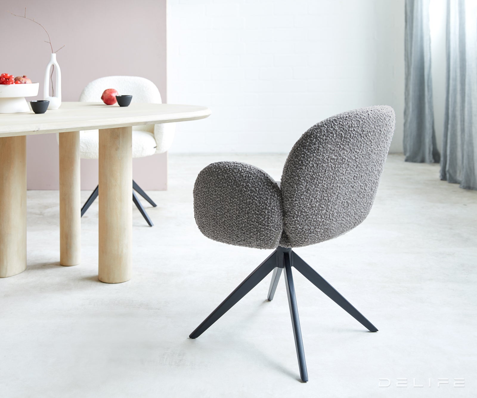 Blagovaonska stolica s rukonaslonom Nube, Materijal: Boucle