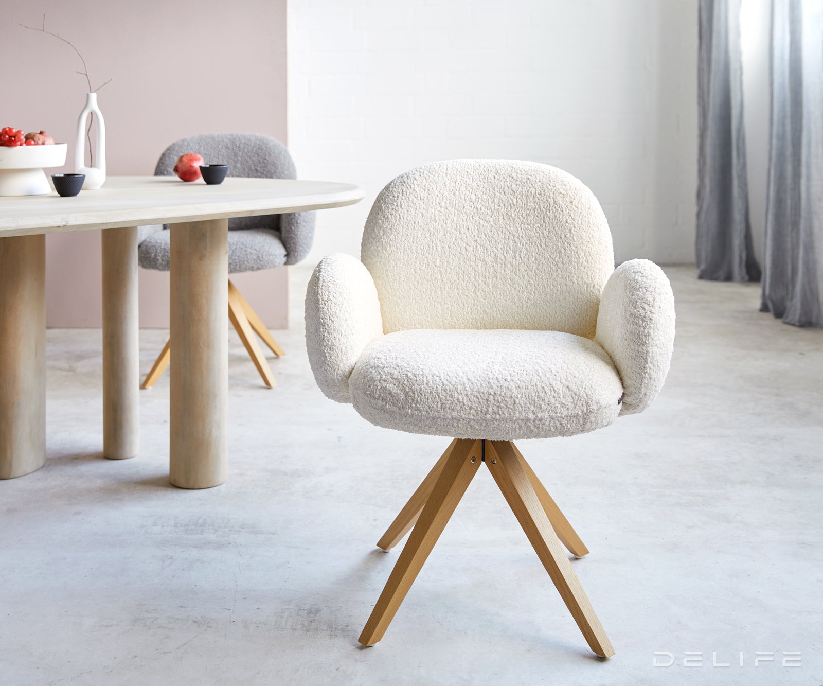 Blagovaonska stolica s rukonaslonom Nube, Materijal: Boucle