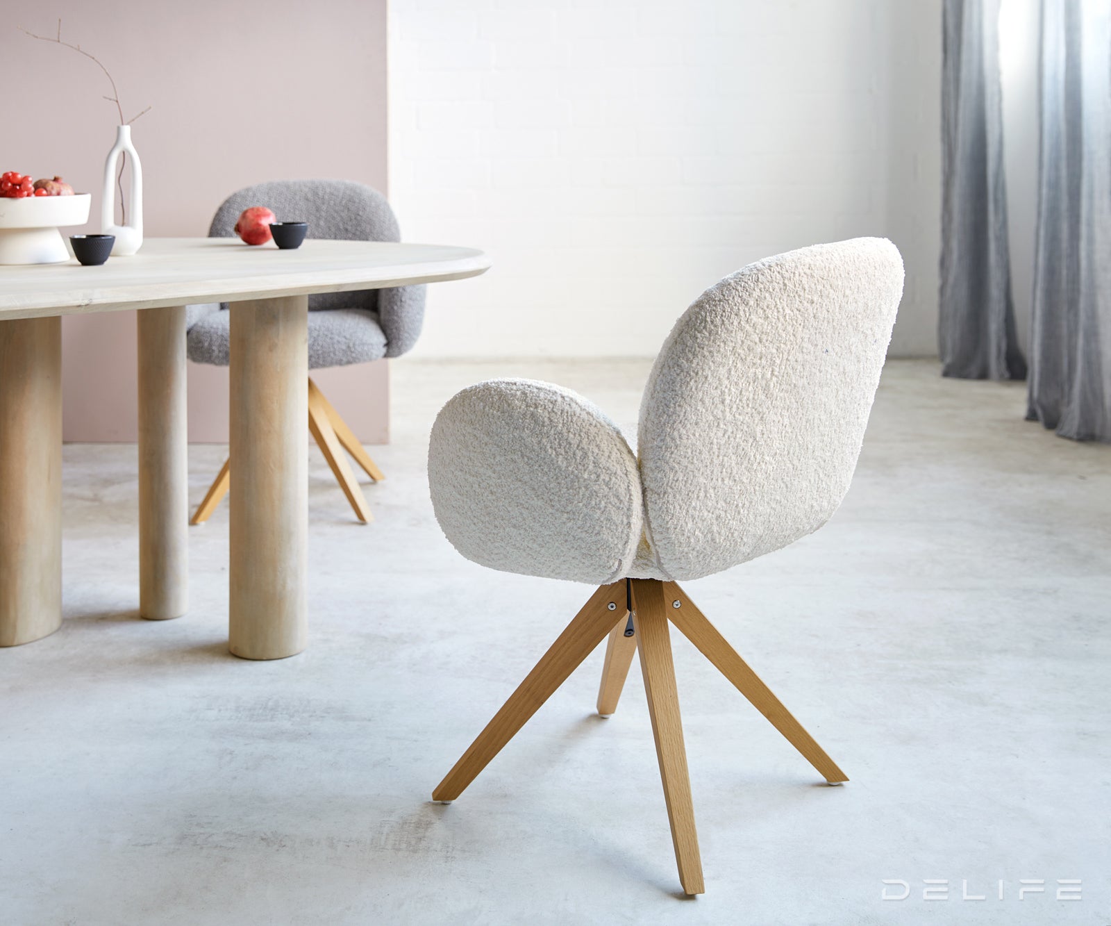 Blagovaonska stolica s rukonaslonom Nube, Materijal: Boucle