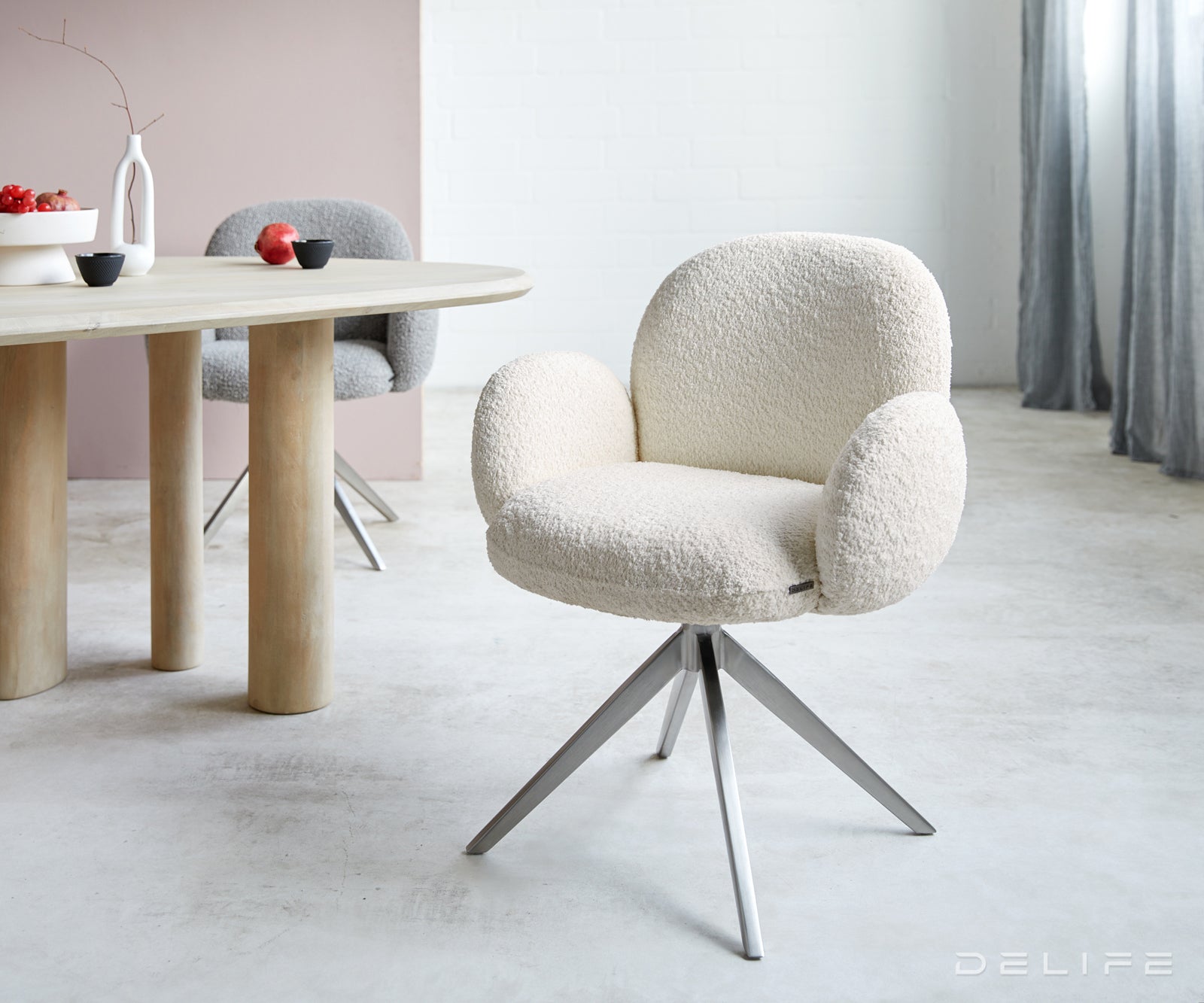 Blagovaonska stolica s rukonaslonom Nube, Materijal: Boucle