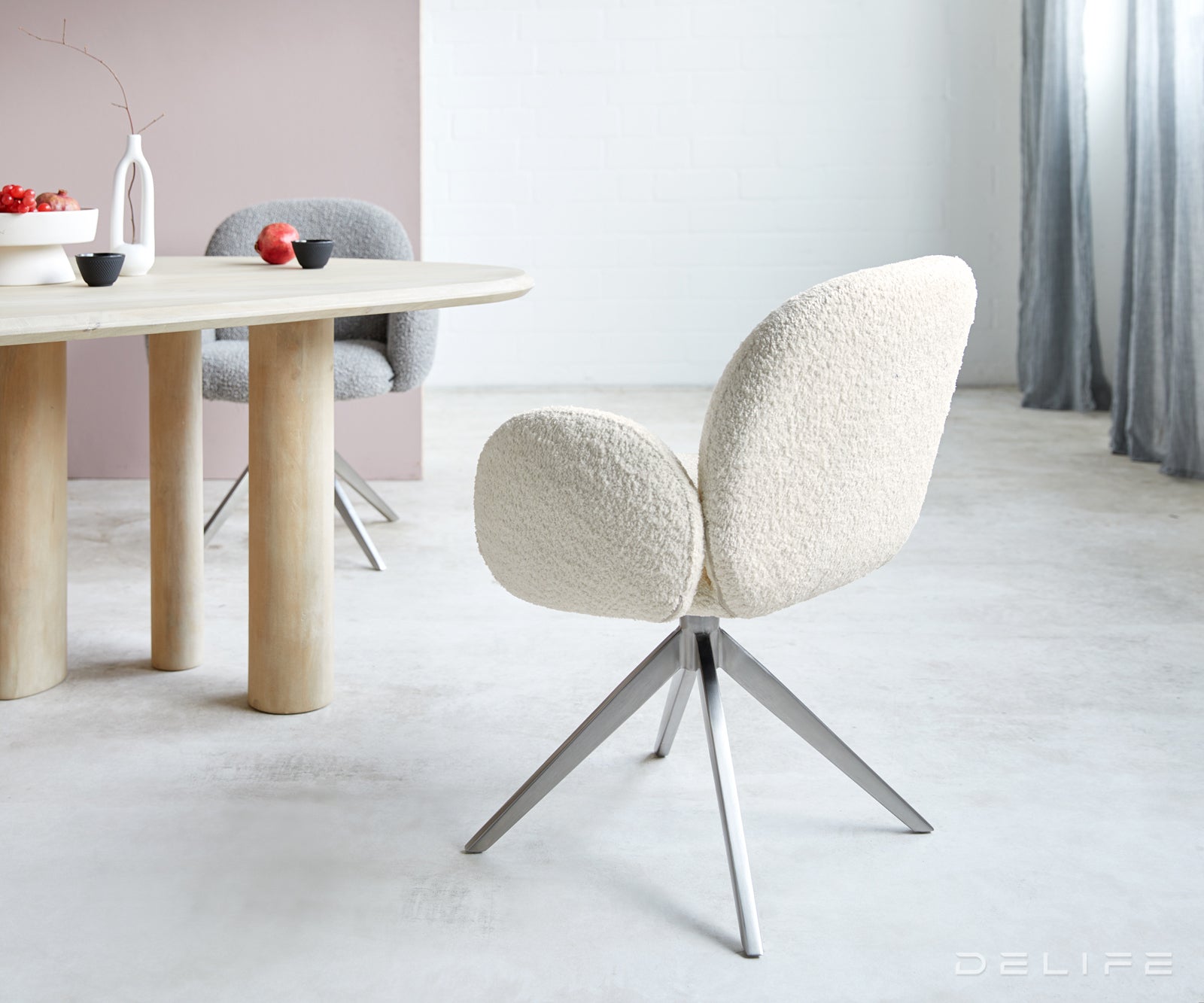 Blagovaonska stolica s rukonaslonom Nube, Materijal: Boucle