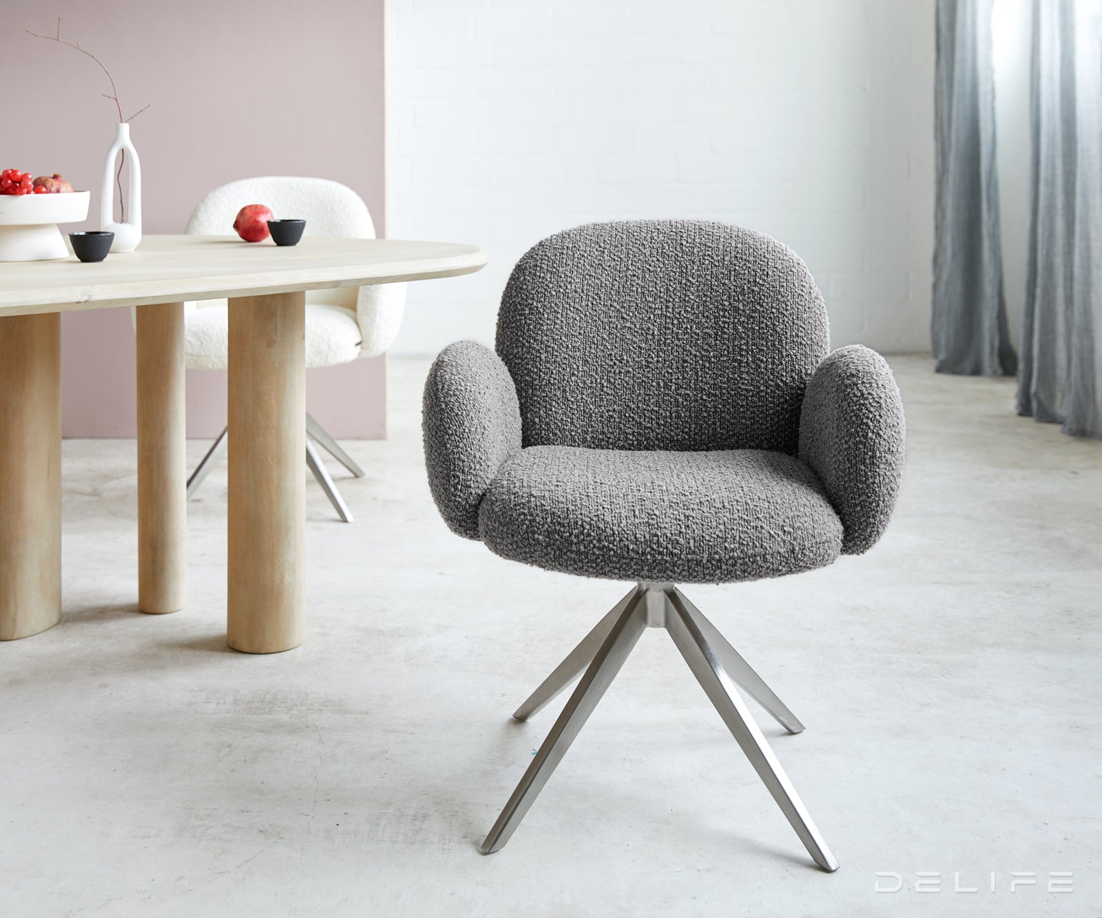 Blagovaonska stolica s rukonaslonom Nube, Materijal: Boucle