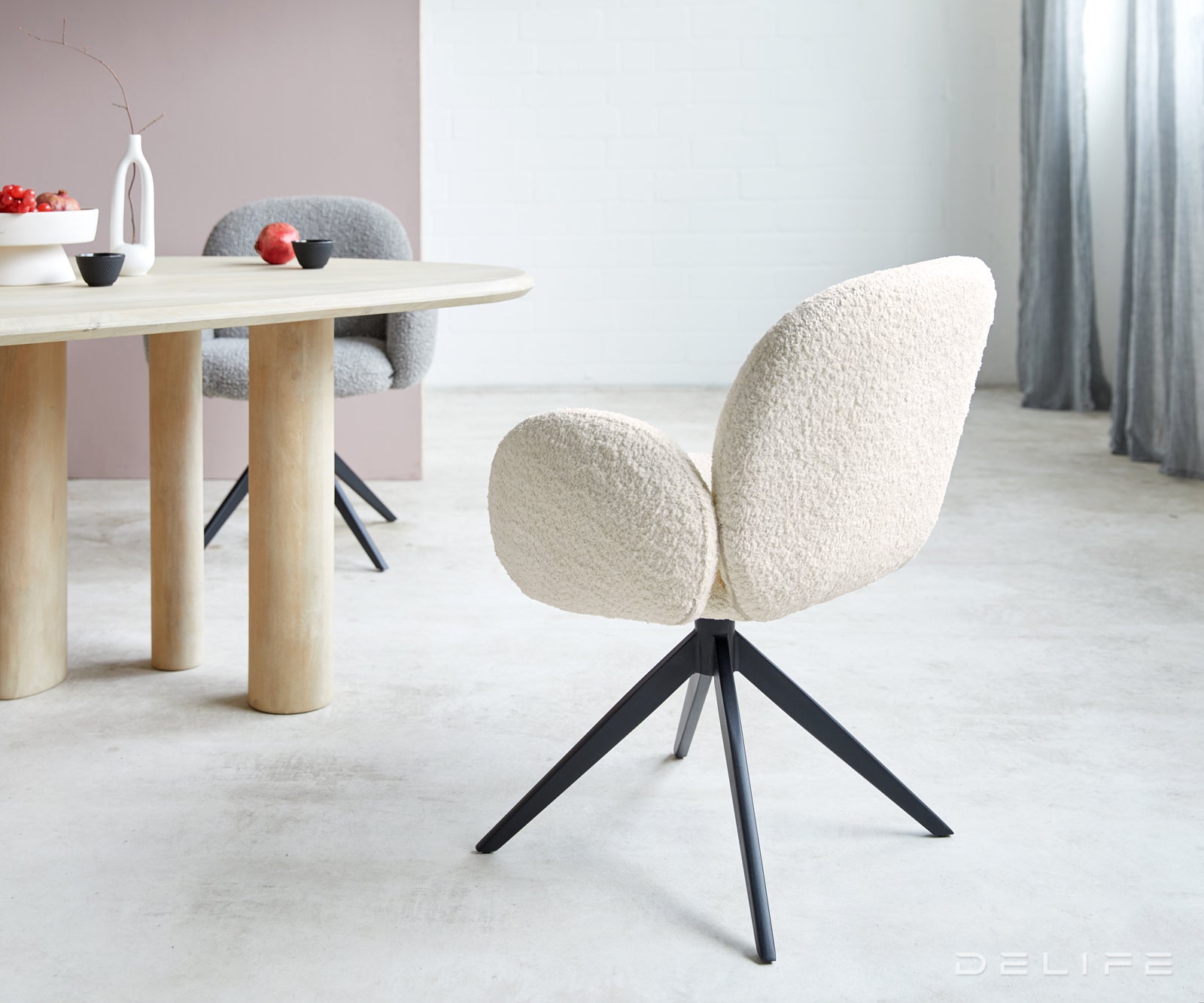 Blagovaonska stolica s rukonaslonom Nube, Materijal: Boucle