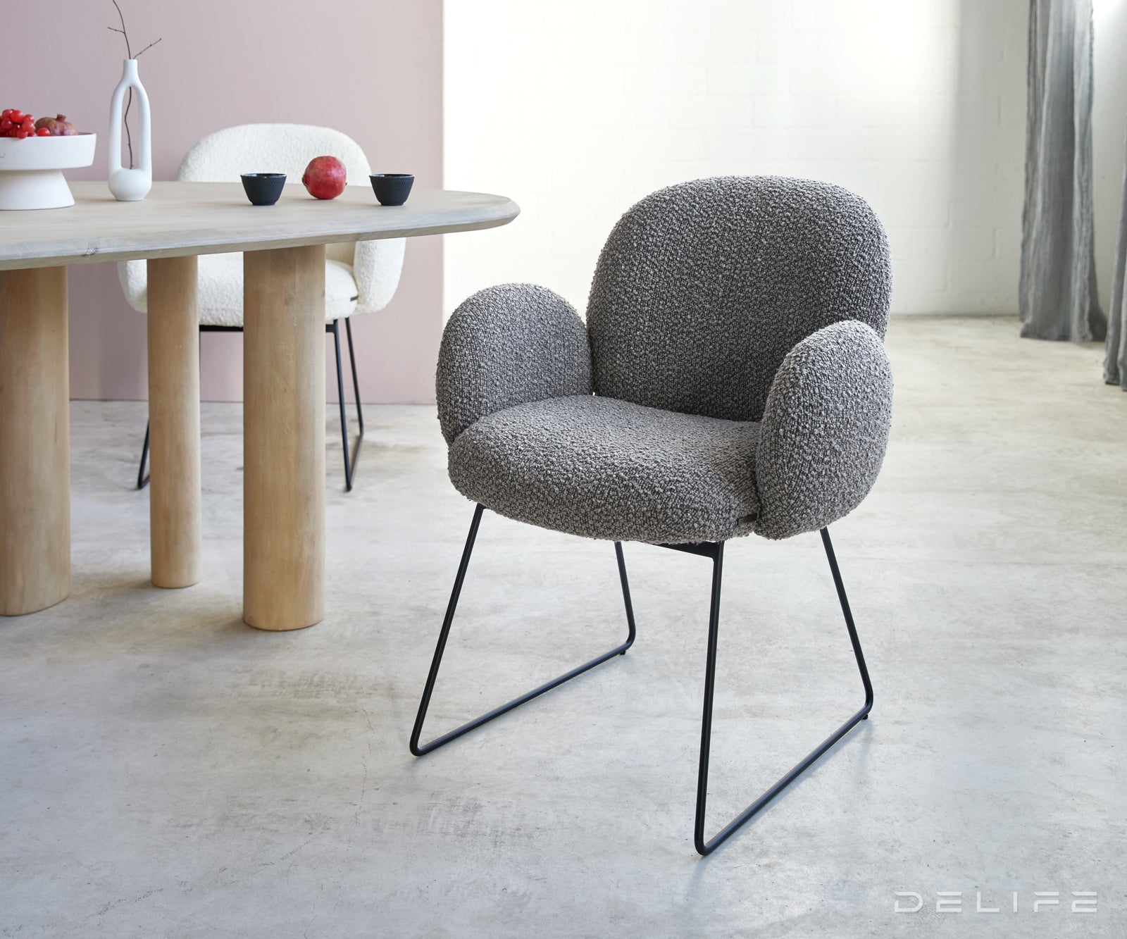 Blagovaonska stolica s rukonaslonom Nube, Materijal: Boucle