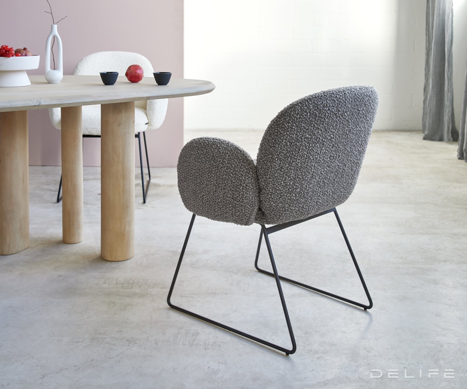 Blagovaonska stolica s rukonaslonom Nube, Materijal: Boucle