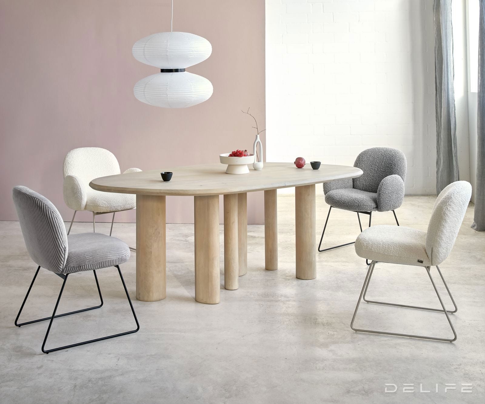 Blagovaonska stolica s rukonaslonom Nube, Materijal: Boucle