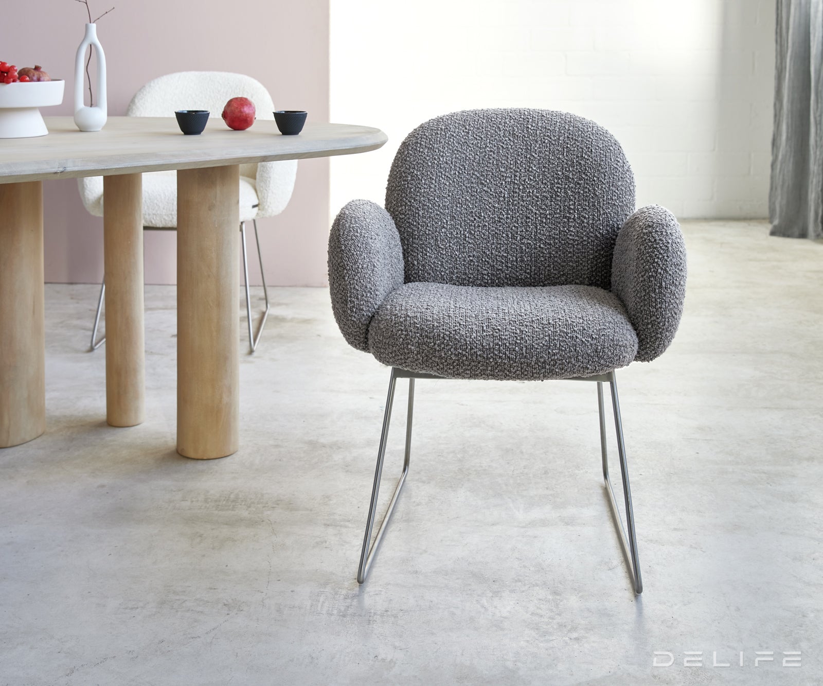 Blagovaonska stolica s rukonaslonom Nube, Materijal: Boucle