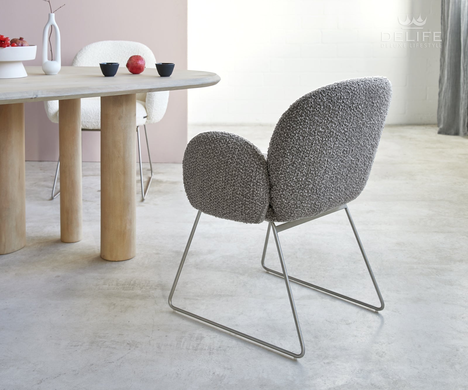 Blagovaonska stolica s rukonaslonom Nube, Materijal: Boucle