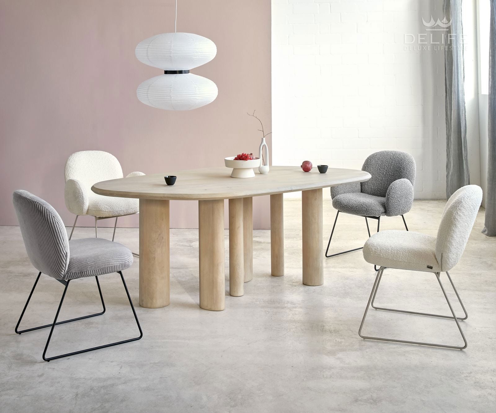 Blagovaonska stolica s rukonaslonom Nube, Materijal: Boucle