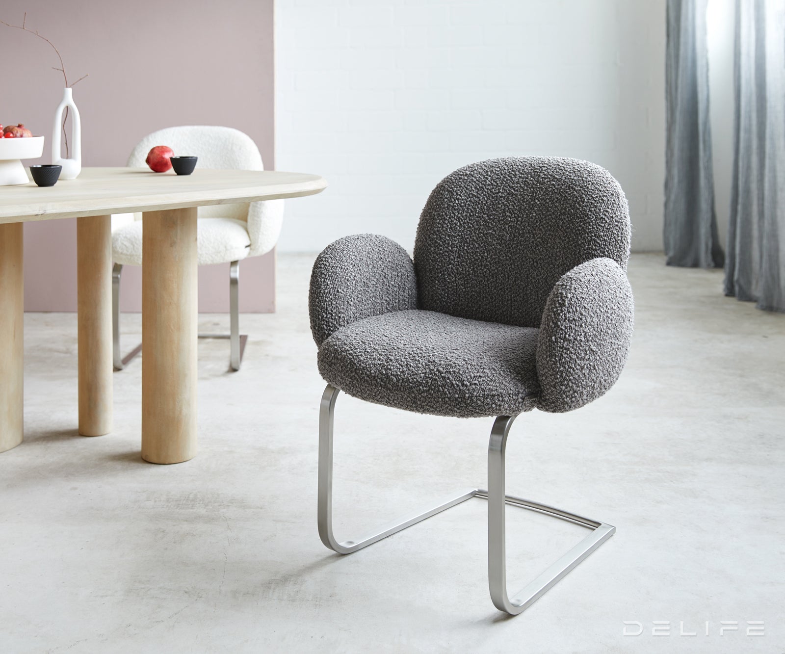 Blagovaonska stolica s rukonaslonom Nube, Materijal: Boucle