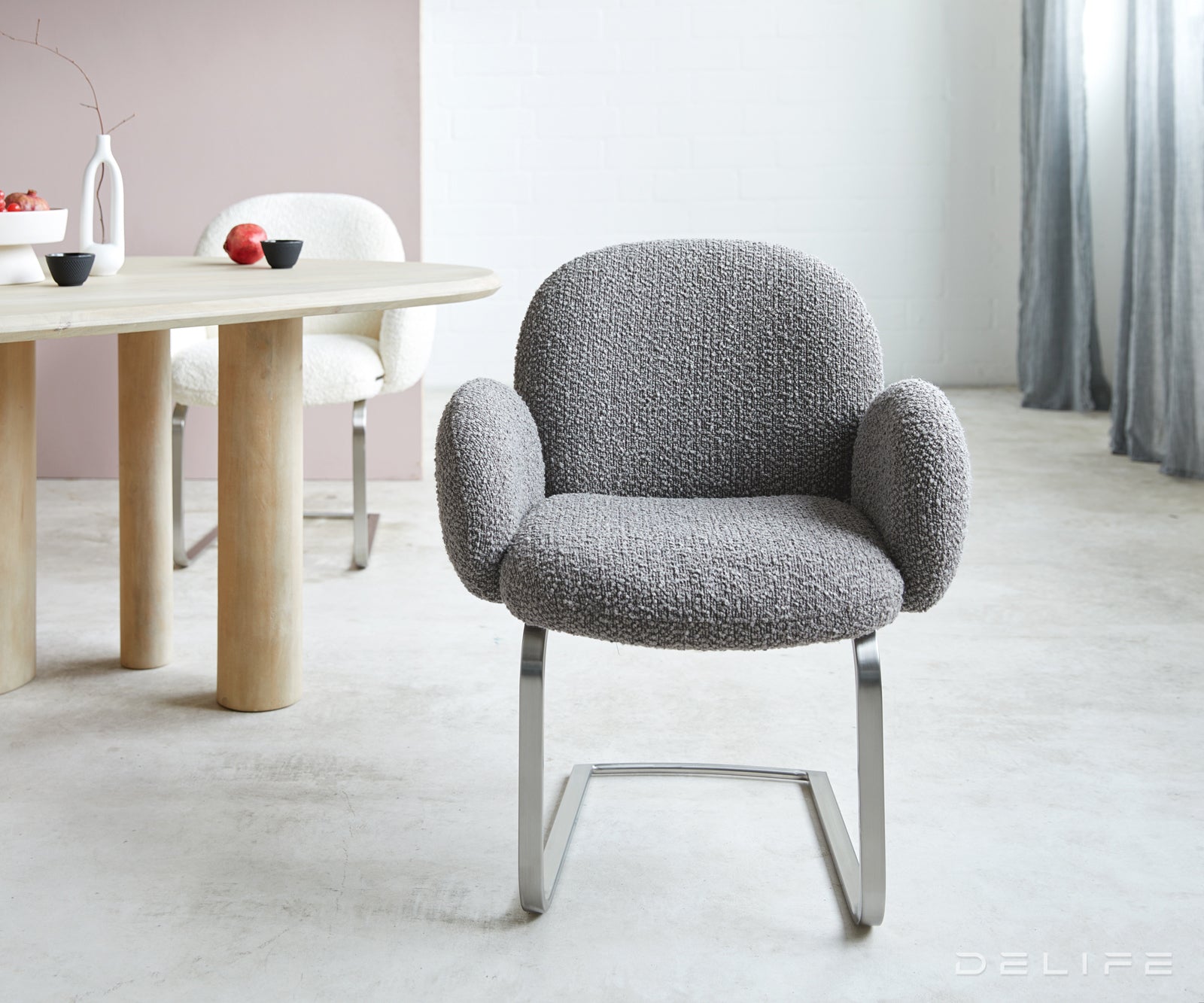 Blagovaonska stolica s rukonaslonom Nube, Materijal: Boucle