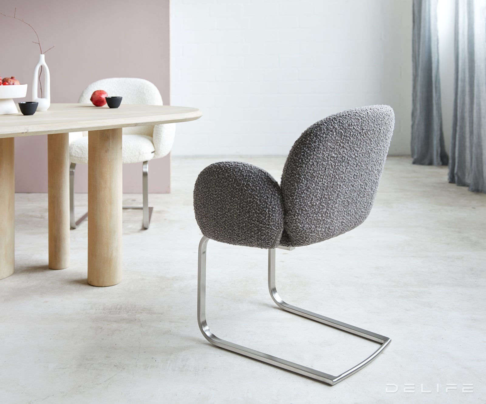 Blagovaonska stolica s rukonaslonom Nube, Materijal: Boucle