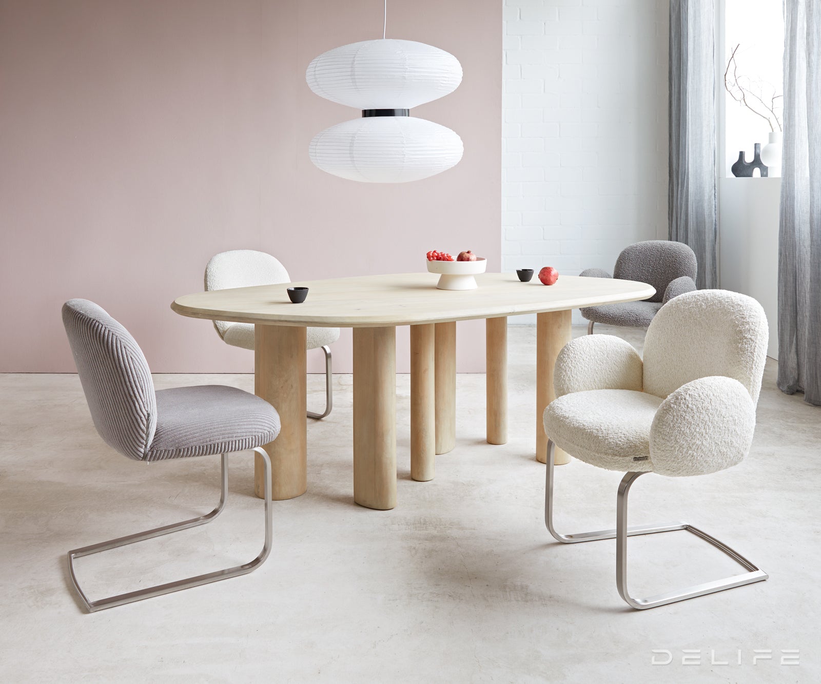 Blagovaonska stolica s rukonaslonom Nube, Materijal: Boucle