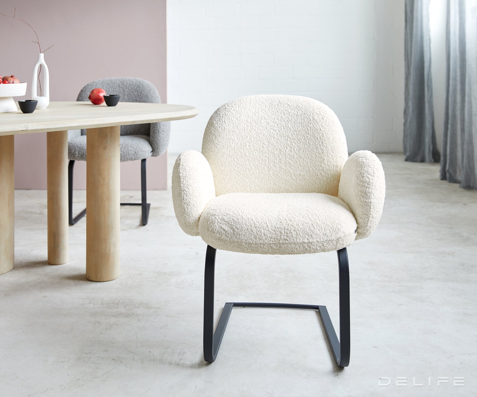 Blagovaonska stolica s rukonaslonom Nube, Materijal: Boucle