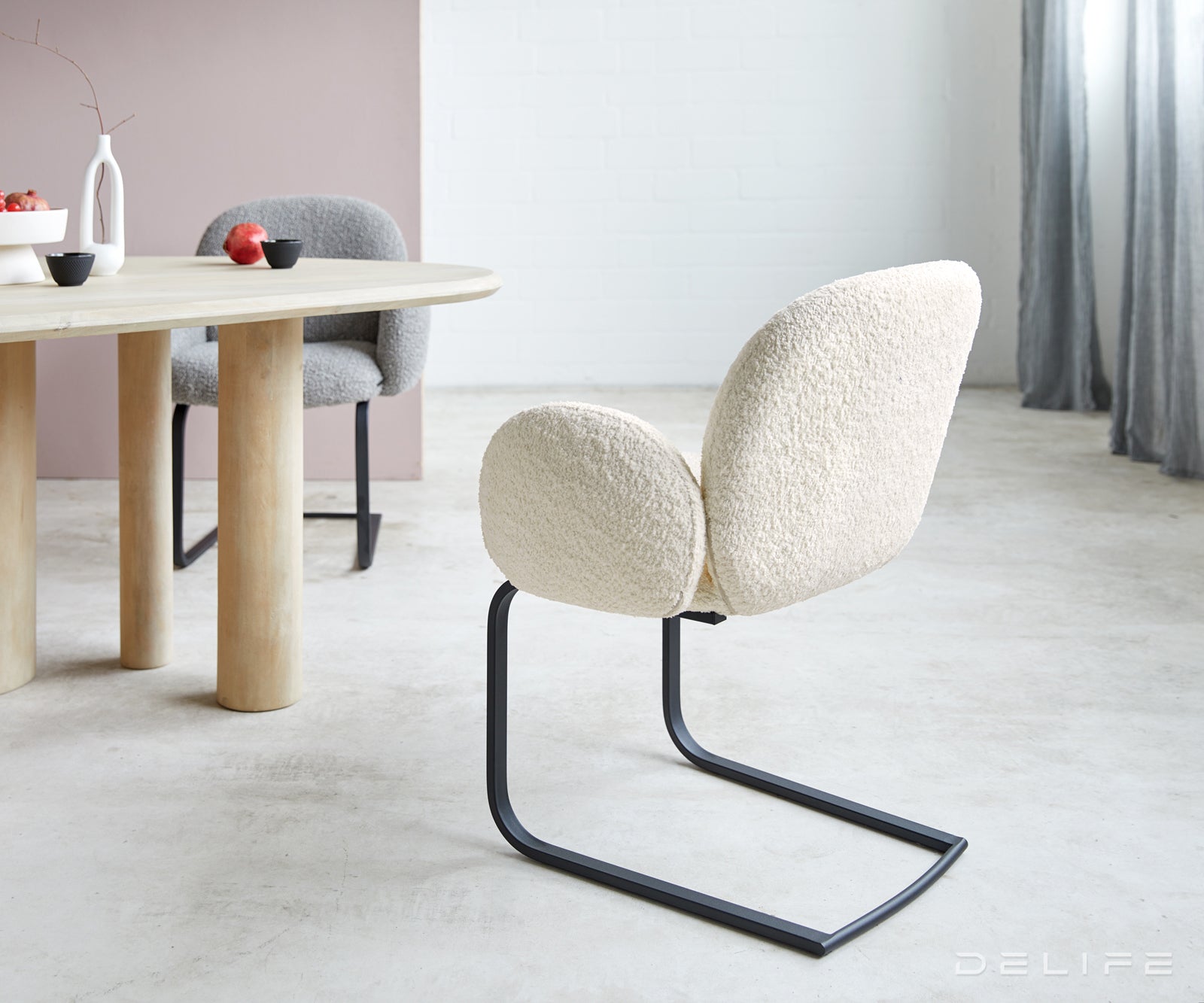 Blagovaonska stolica s rukonaslonom Nube, Materijal: Boucle