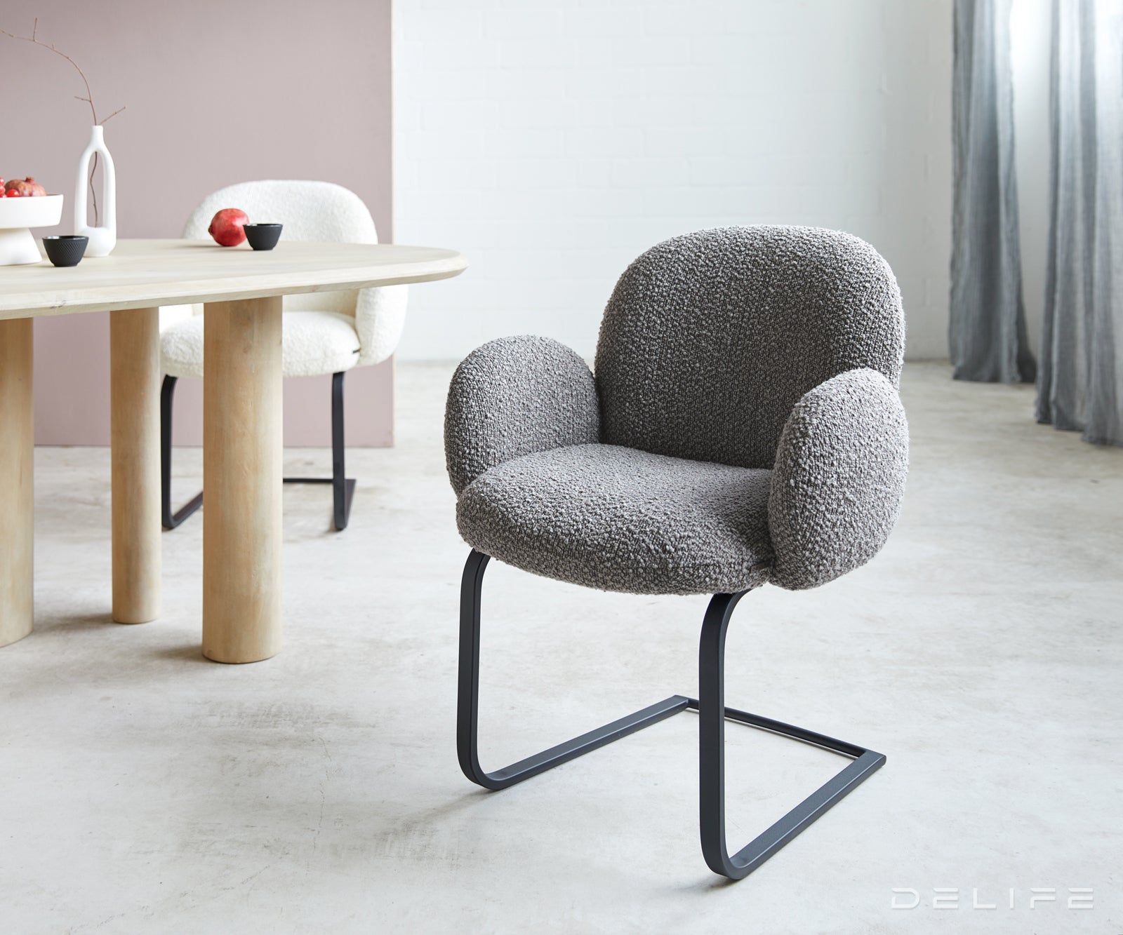 Blagovaonska stolica s rukonaslonom Nube, Materijal: Boucle