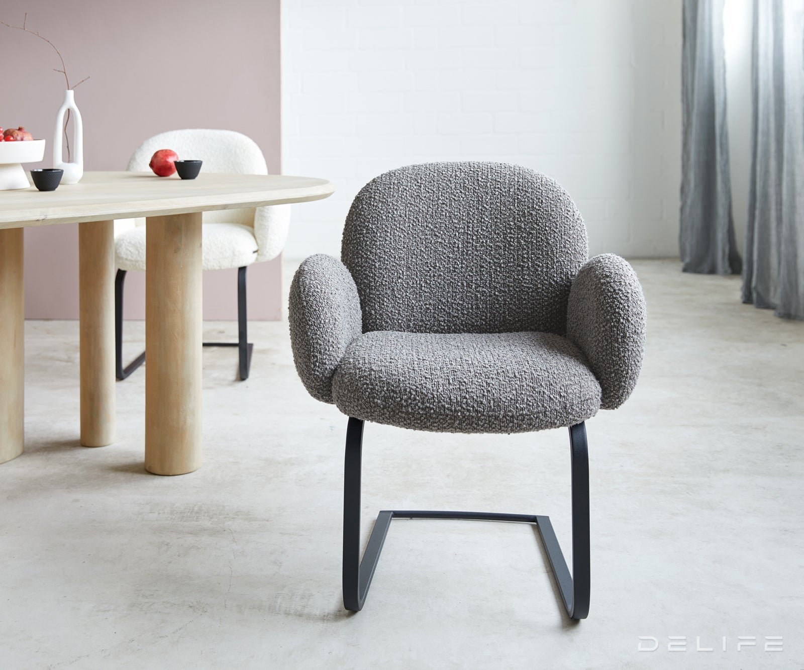 Blagovaonska stolica s rukonaslonom Nube, Materijal: Boucle