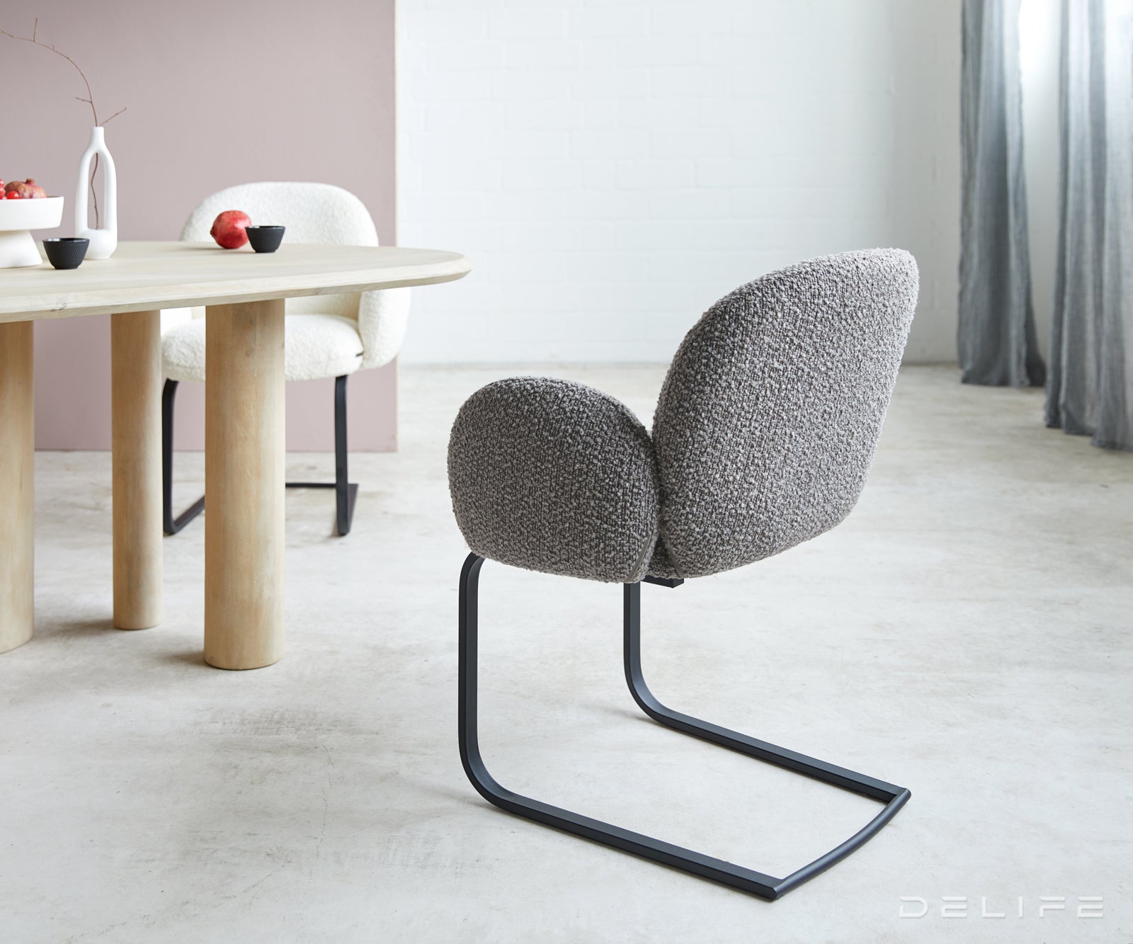 Blagovaonska stolica s rukonaslonom Nube, Materijal: Boucle