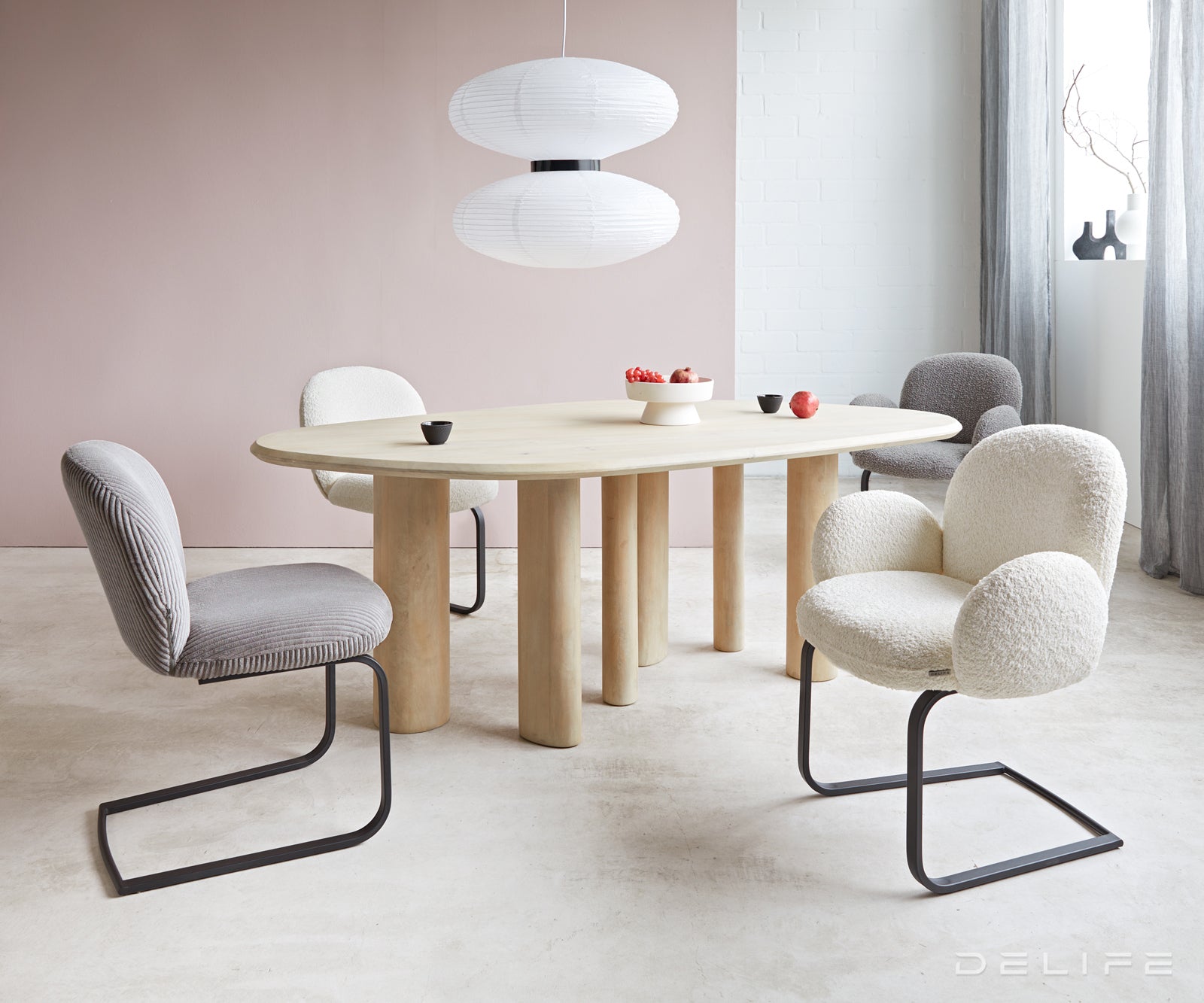 Blagovaonska stolica s rukonaslonom Nube, Materijal: Boucle