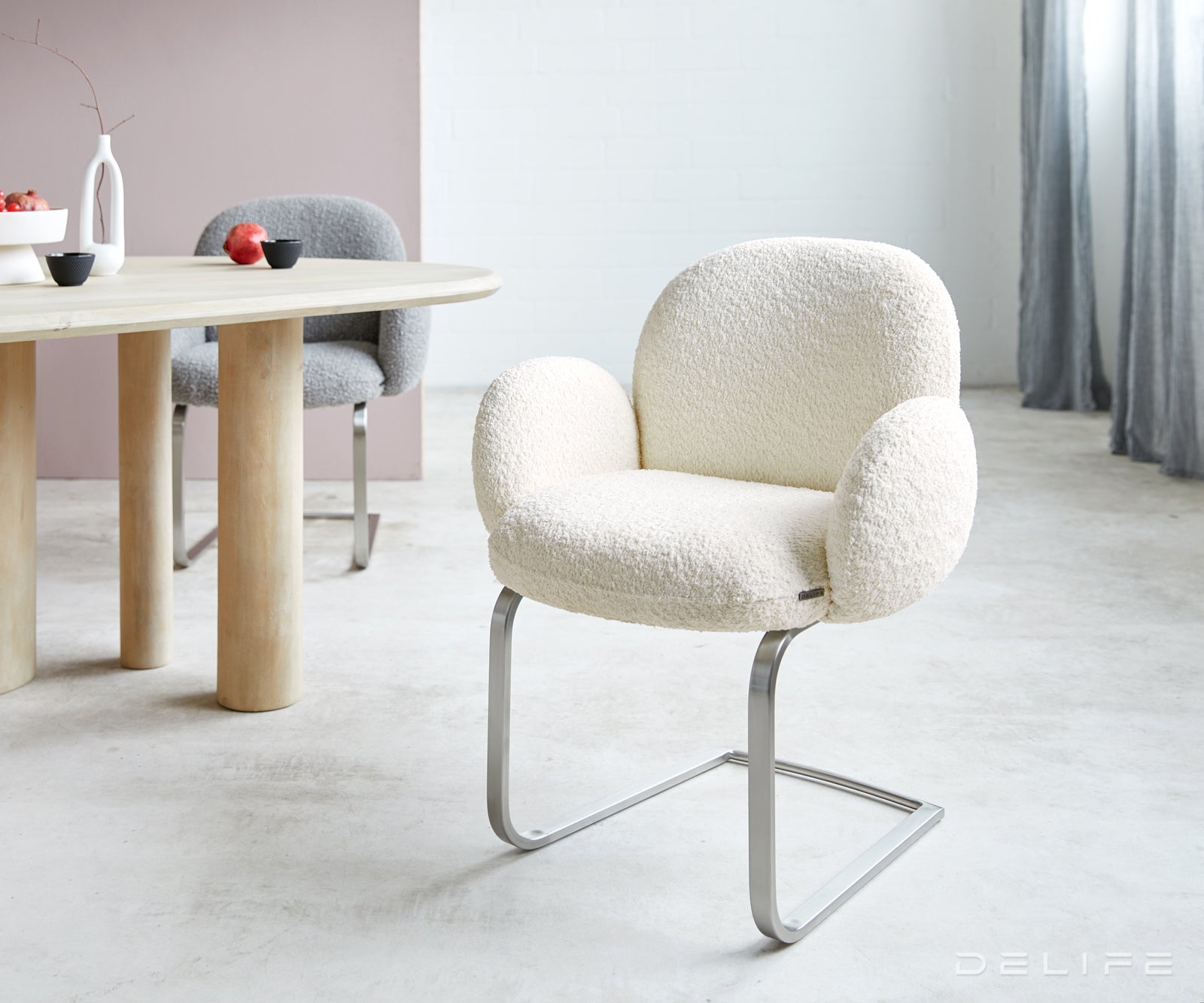 Blagovaonska stolica s rukonaslonom Nube, Materijal: Boucle