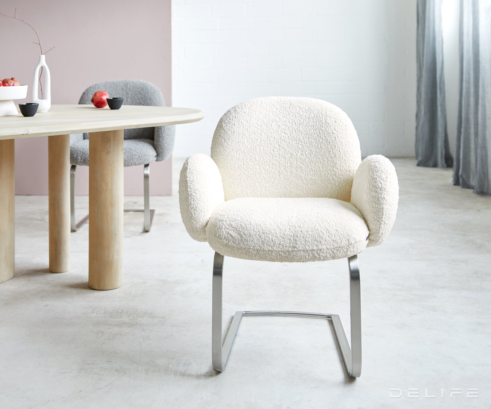 Blagovaonska stolica s rukonaslonom Nube, Materijal: Boucle