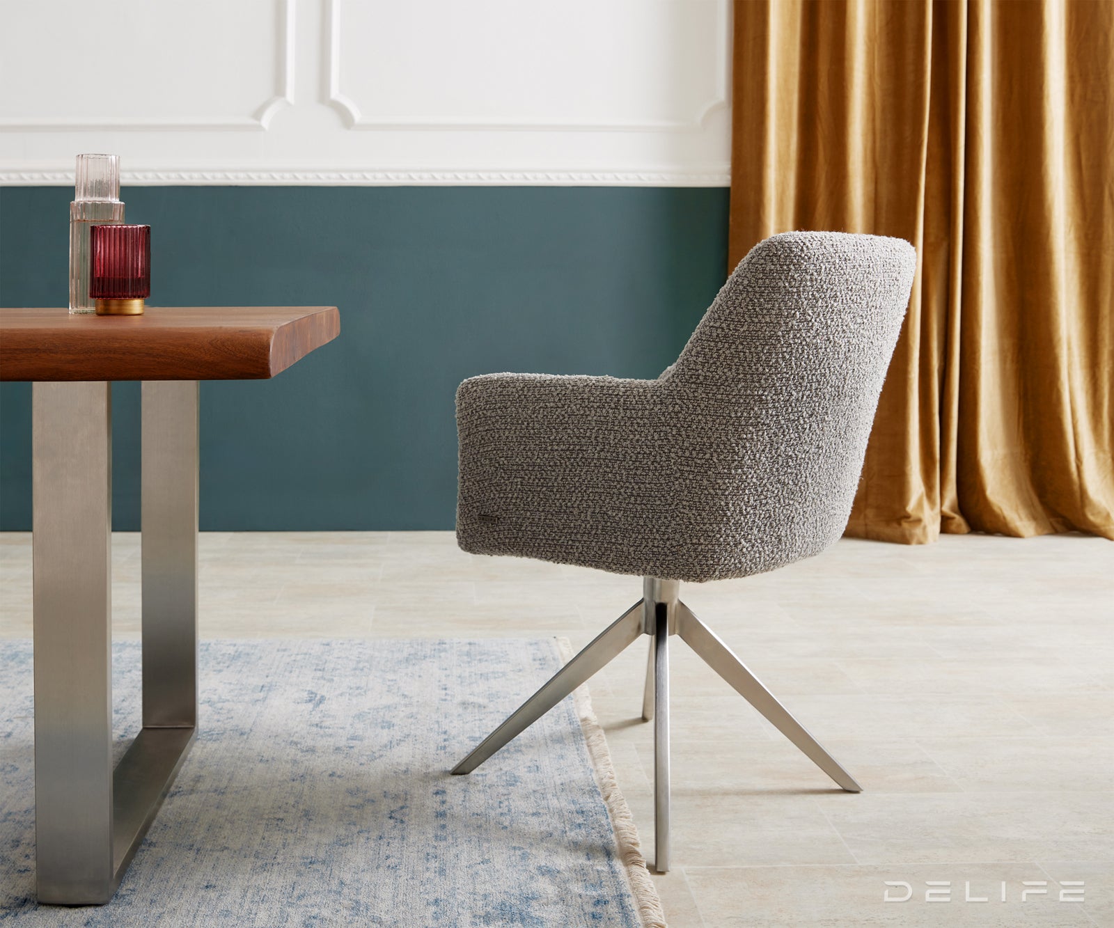 Blagovaonska stolica s rukonaslonom Xana, Materijal: Boucle