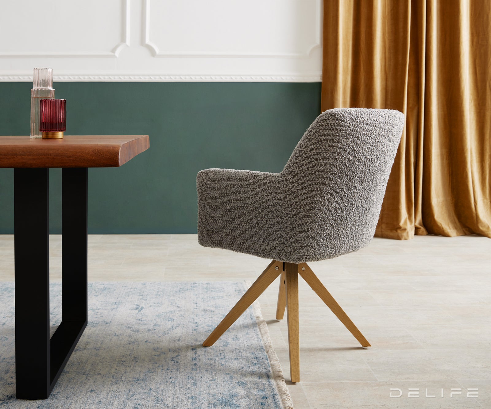 Blagovaonska stolica s rukonaslonom Xana, Materijal: Boucle