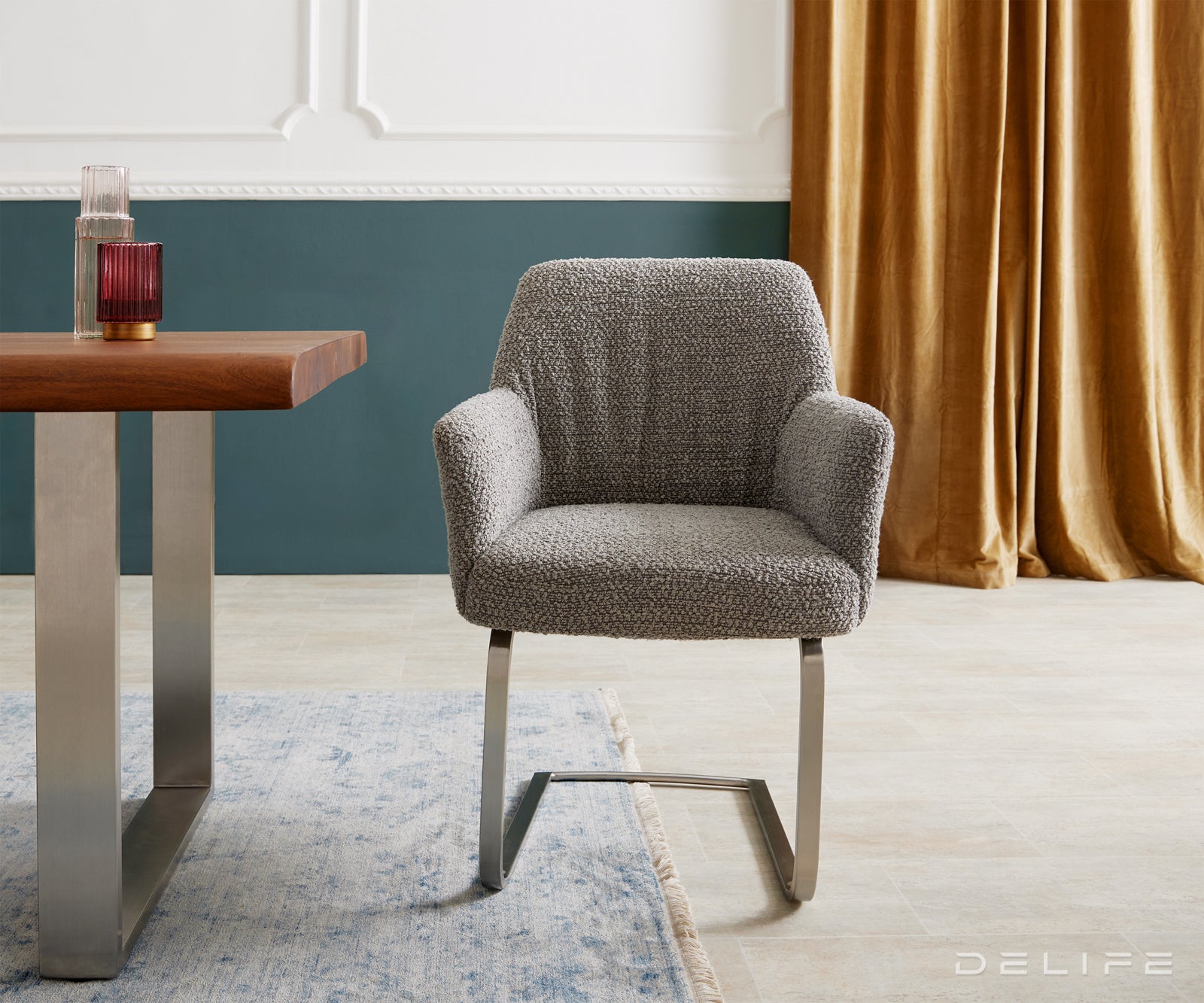 Blagovaonska stolica s rukonaslonom Xana, Materijal: Boucle