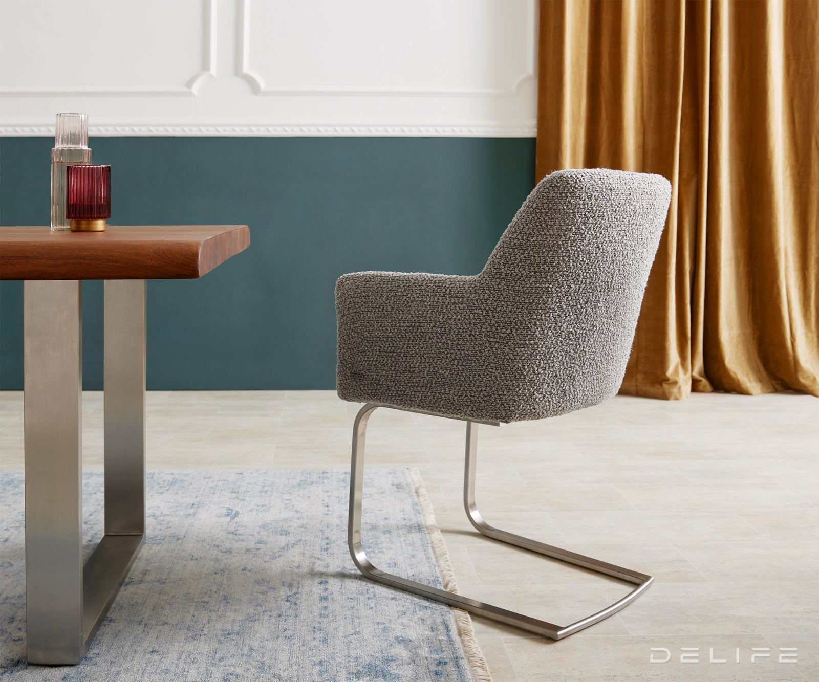 Blagovaonska stolica s rukonaslonom Xana, Materijal: Boucle