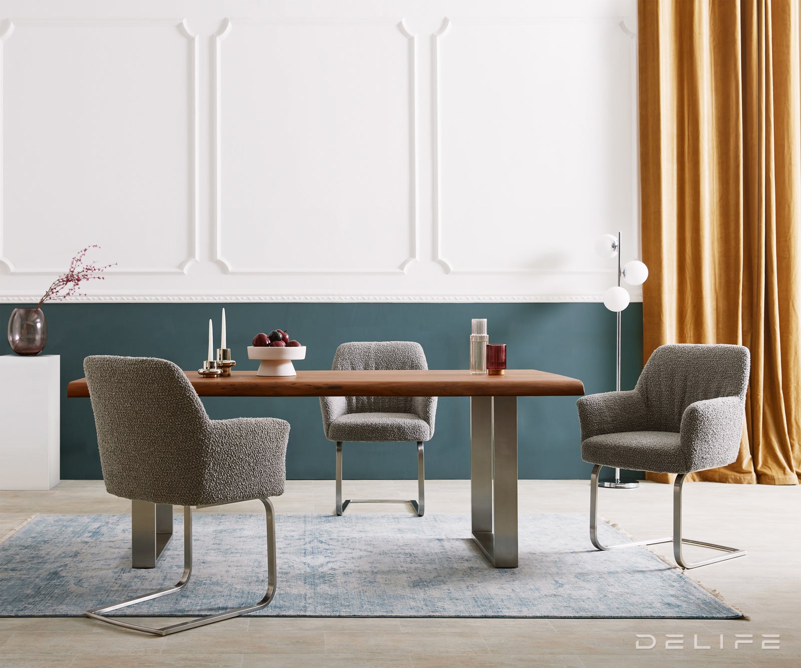 Blagovaonska stolica s rukonaslonom Xana, Materijal: Boucle