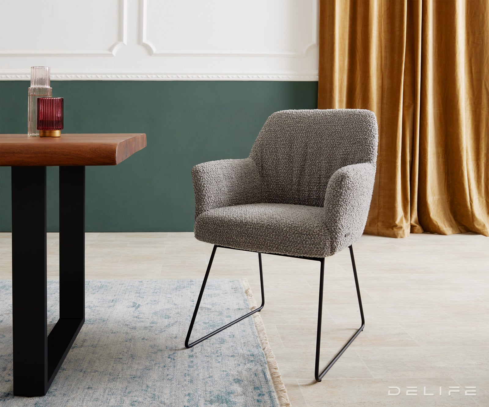 Blagovaonska stolica s rukonaslonom Xana, Materijal: Boucle