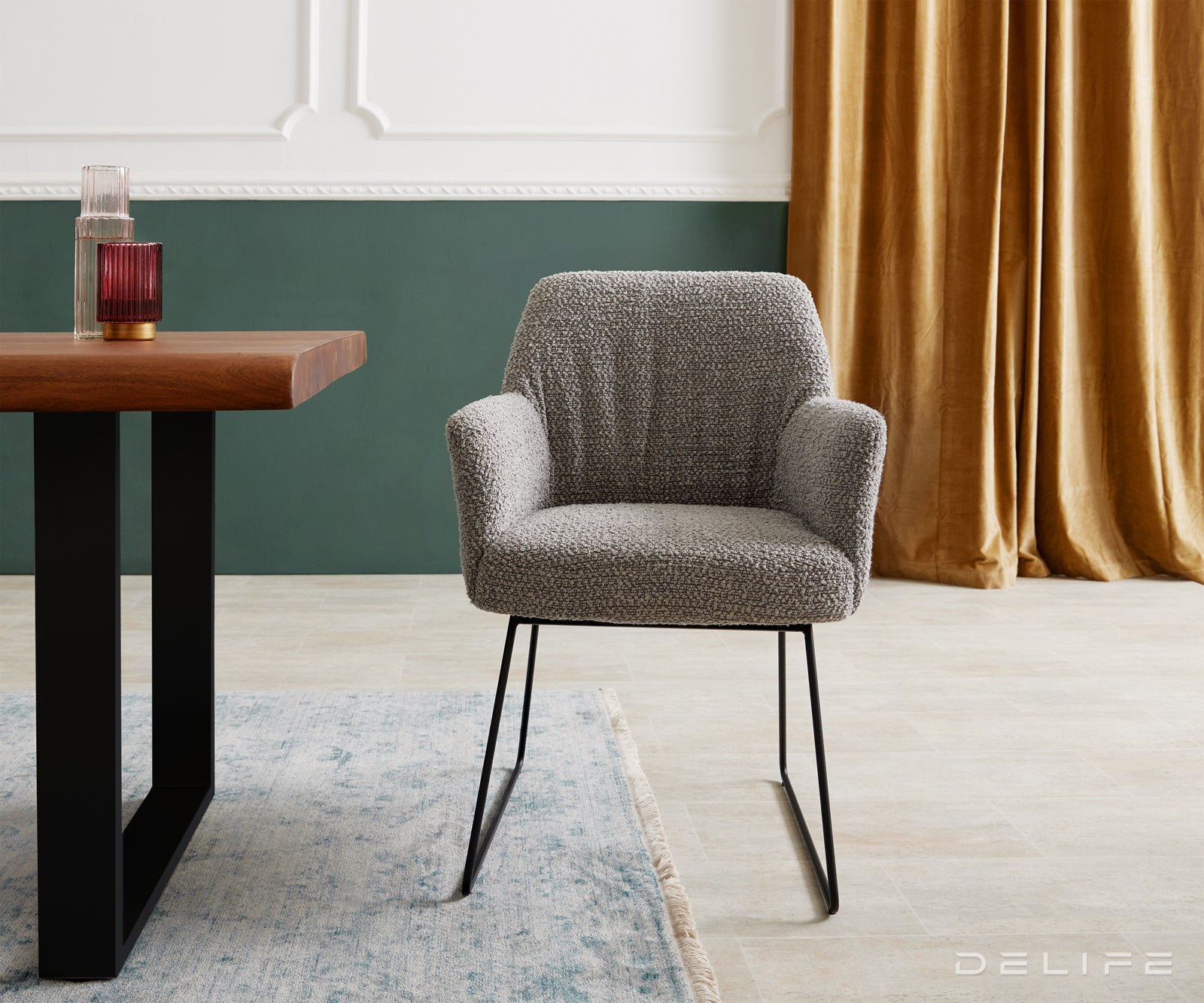 Blagovaonska stolica s rukonaslonom Xana, Materijal: Boucle