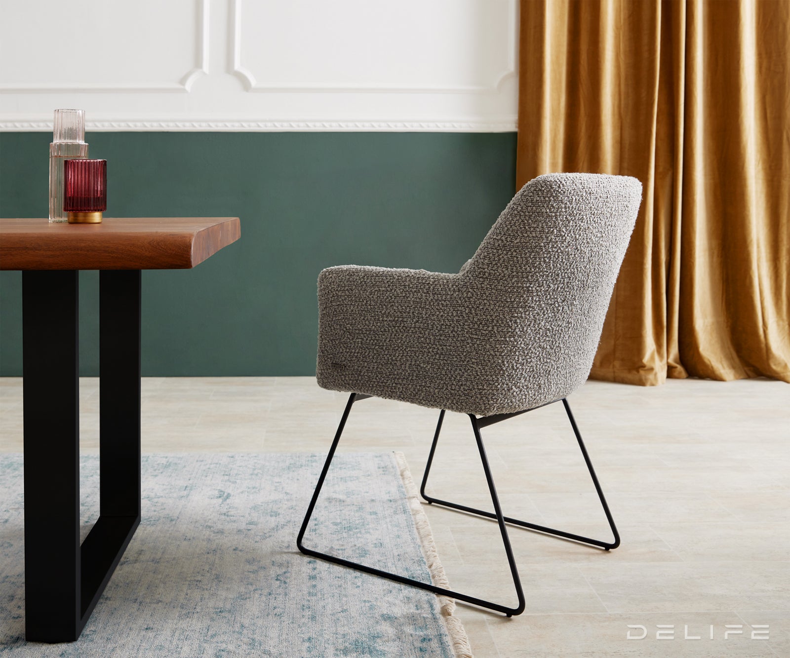 Blagovaonska stolica s rukonaslonom Xana, Materijal: Boucle