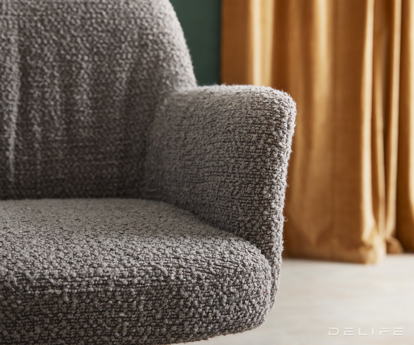 Blagovaonska stolica s rukonaslonom Xana, Materijal: Boucle