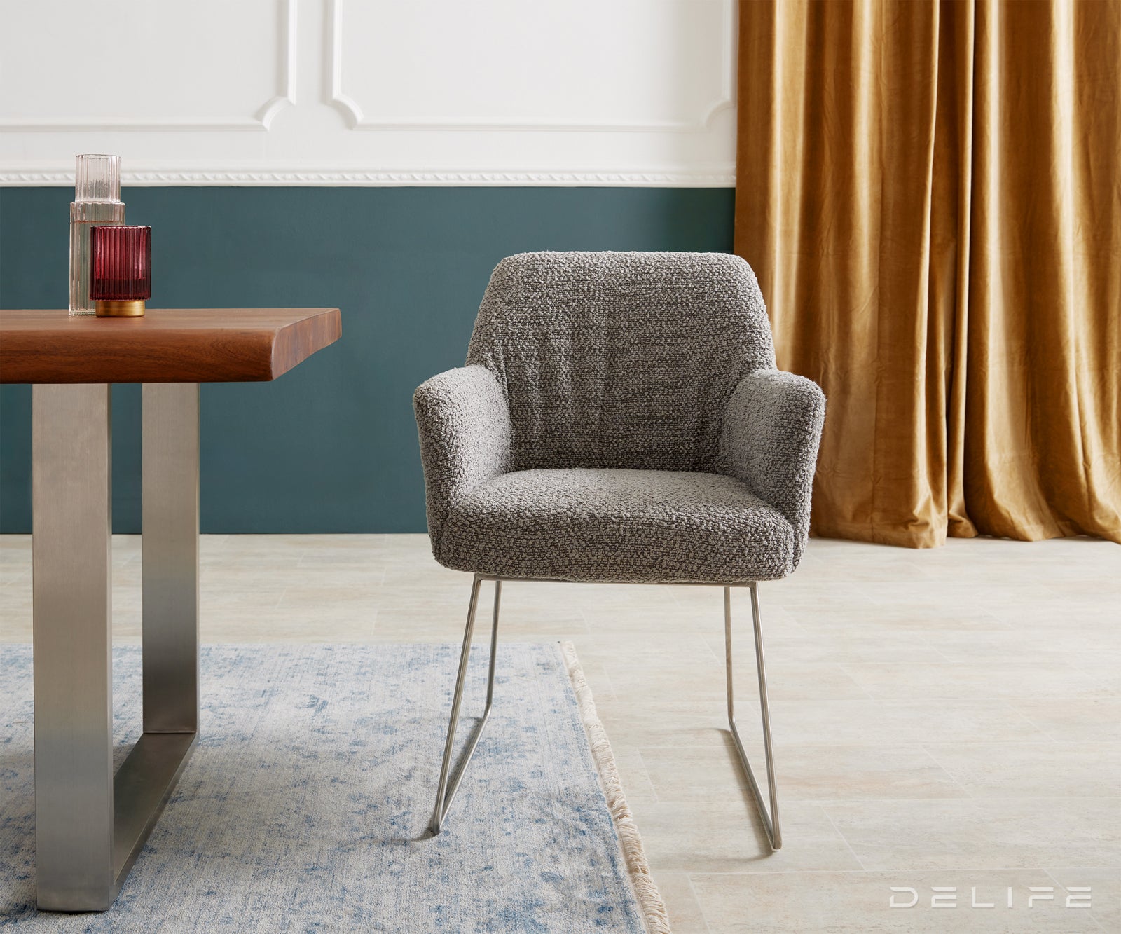 Blagovaonska stolica s rukonaslonom Xana, Materijal: Boucle