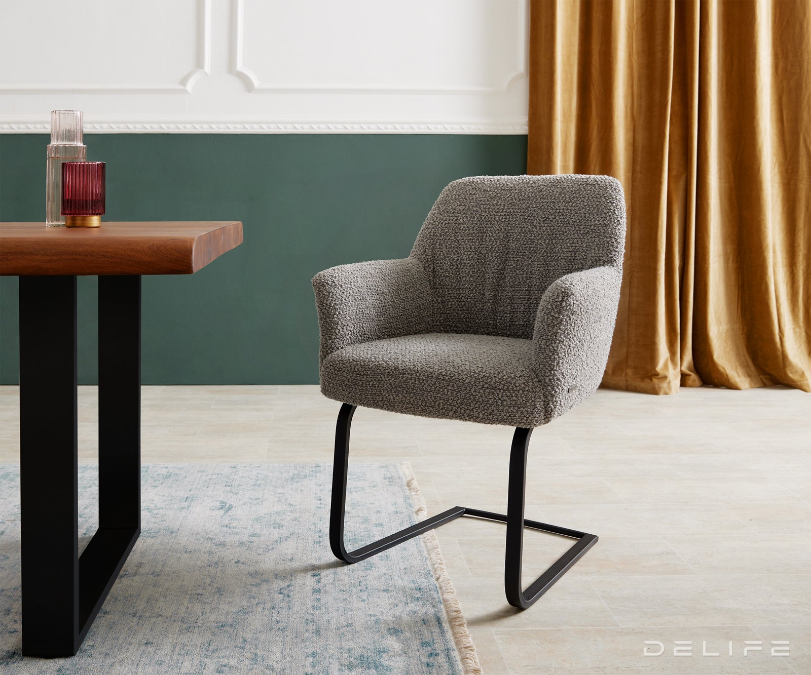 Blagovaonska stolica s rukonaslonom Xana, Materijal: Boucle