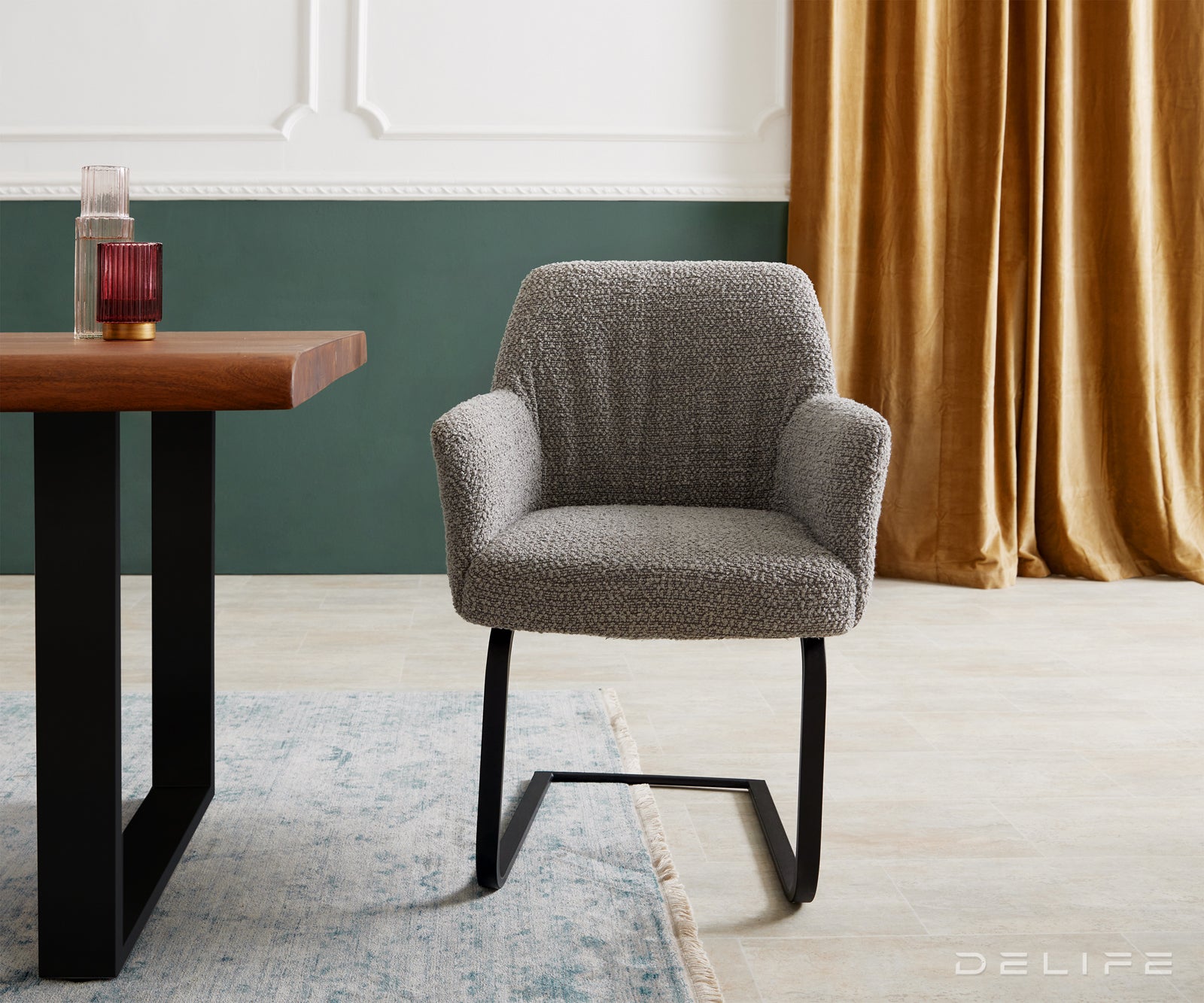 Blagovaonska stolica s rukonaslonom Xana, Materijal: Boucle