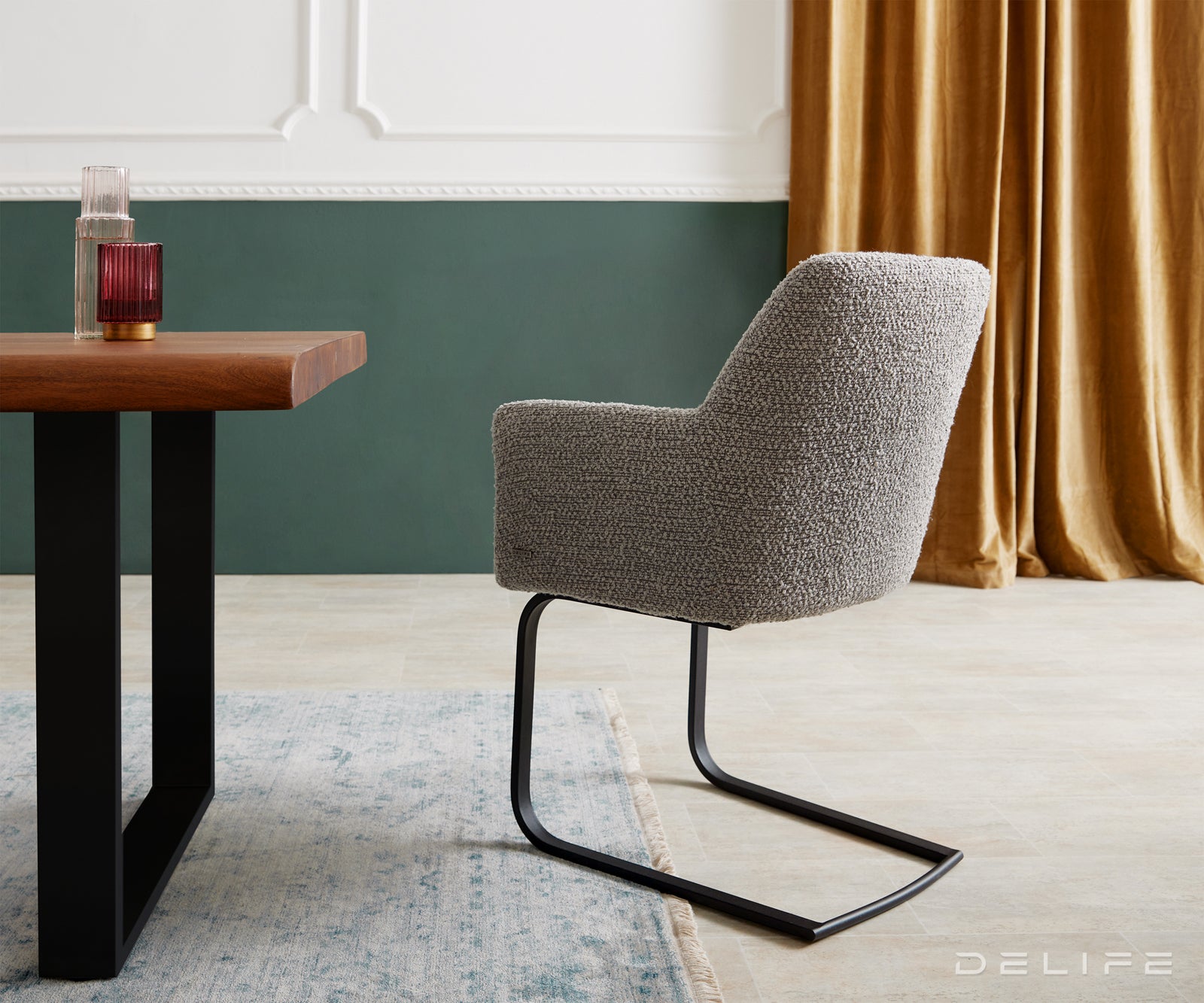 Blagovaonska stolica s rukonaslonom Xana, Materijal: Boucle