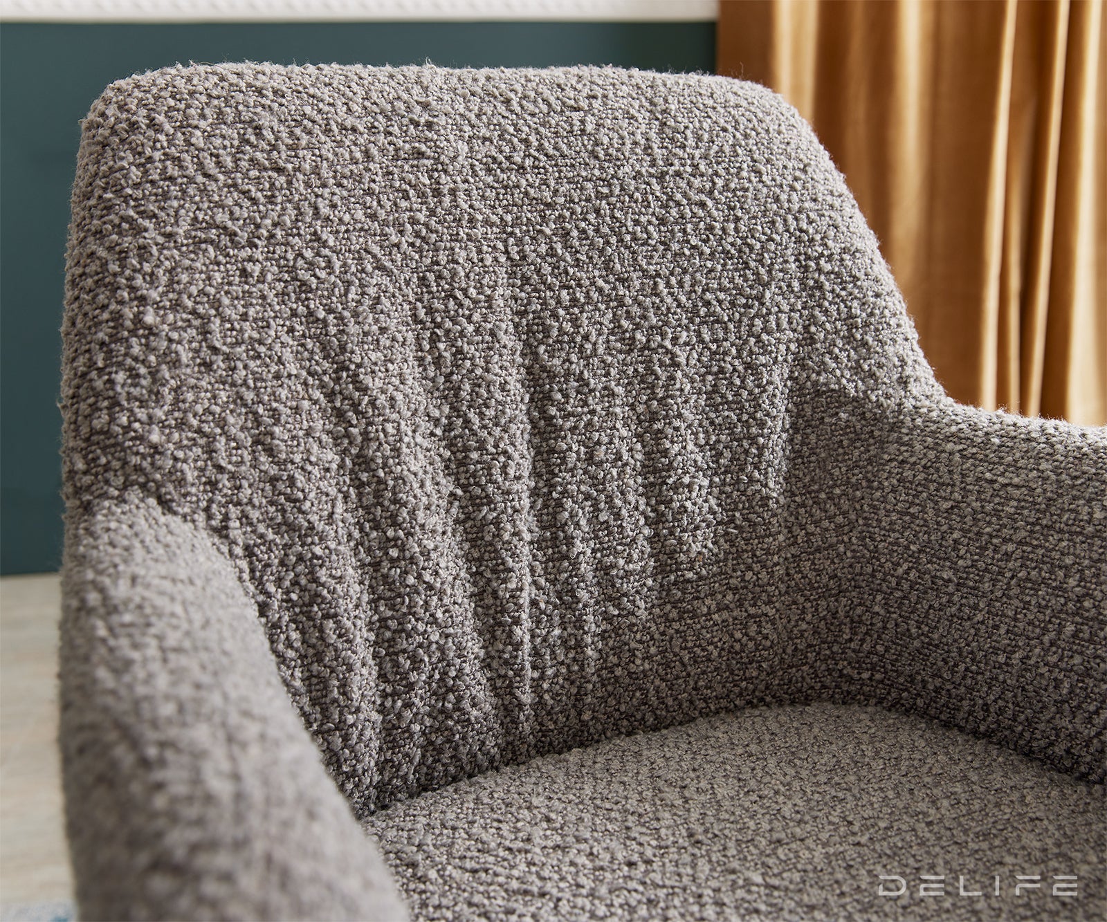 Blagovaonska stolica s rukonaslonom Xana, Materijal: Boucle