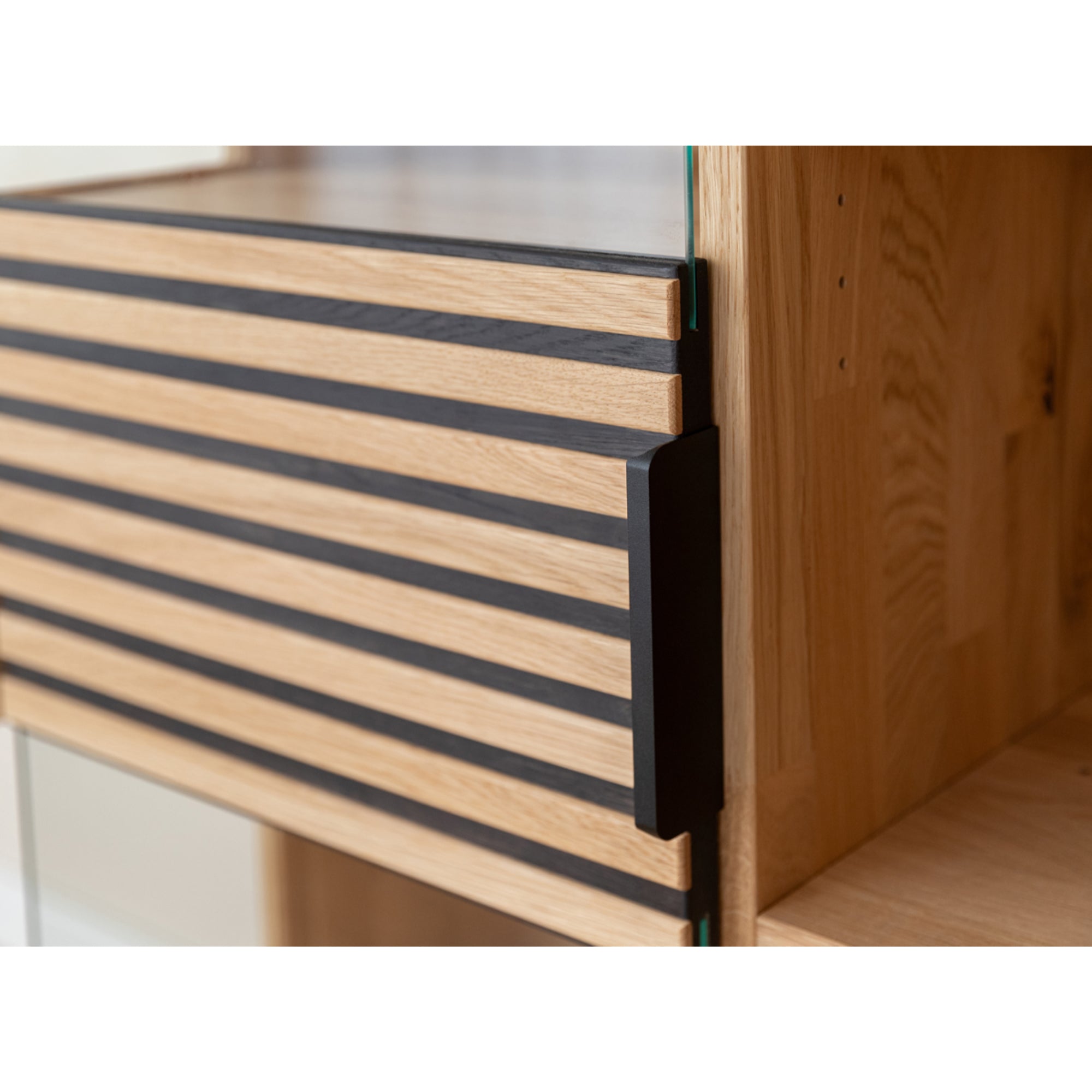 Vitrina Tirano 39x147 cm, Materijal: Masivno Drvo Hrast